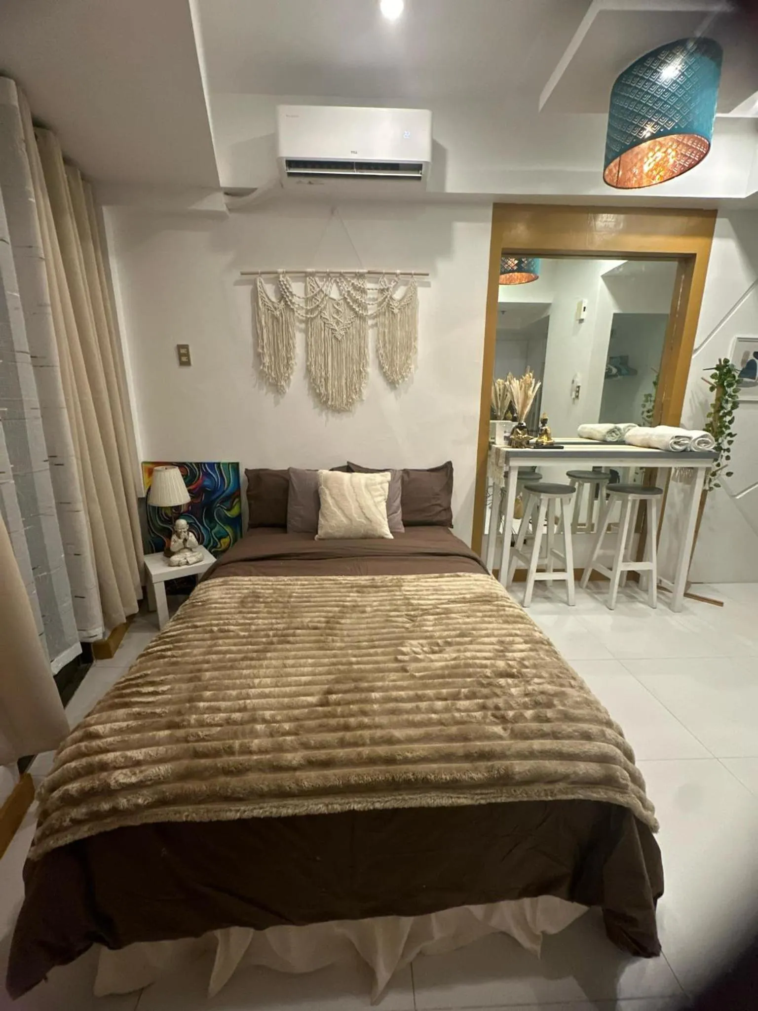 Bed in Cozy Place with City View at Greenbelt Makati