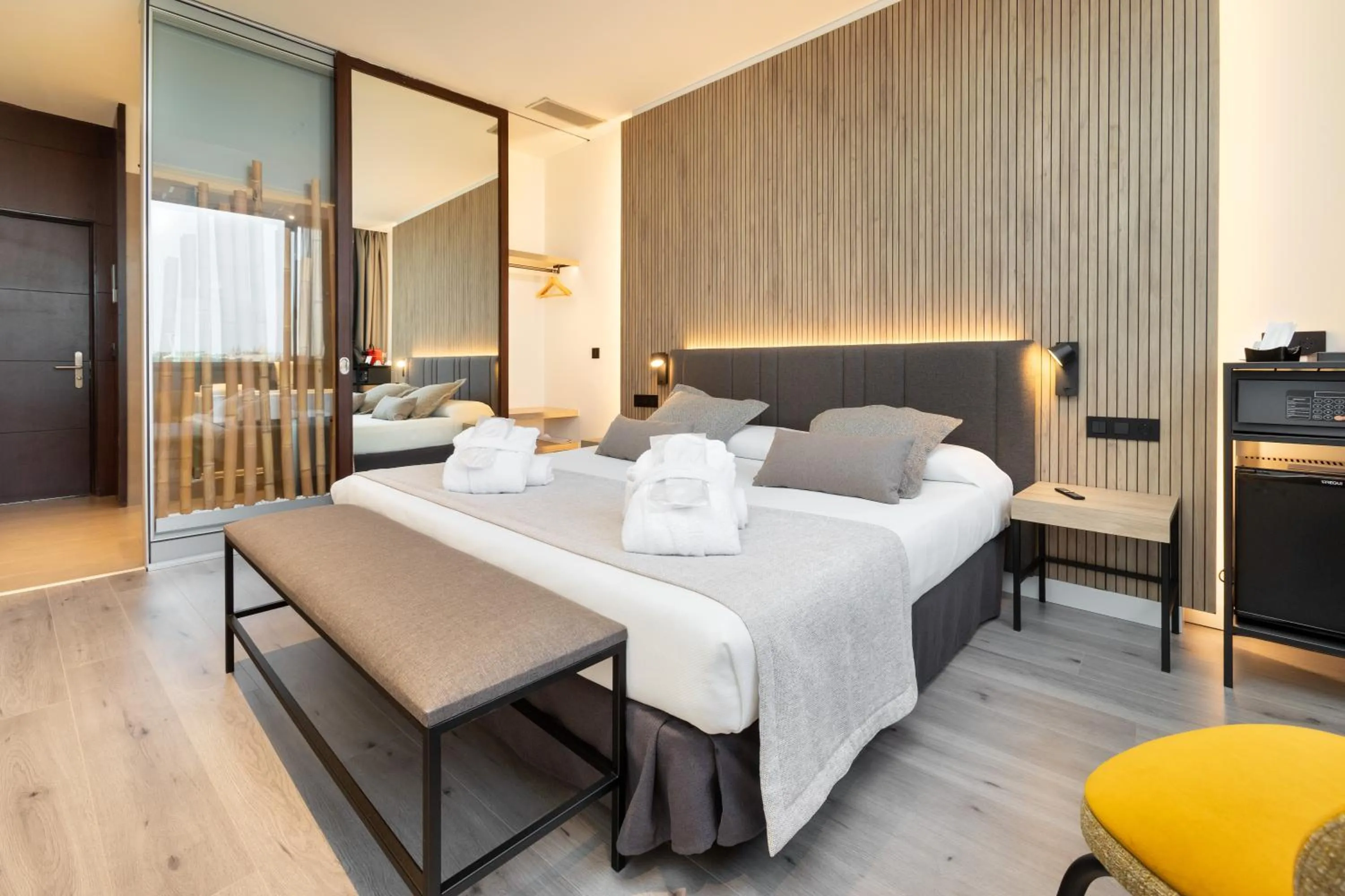 Photo of the whole room, Bed in Alexandre Fira Congress