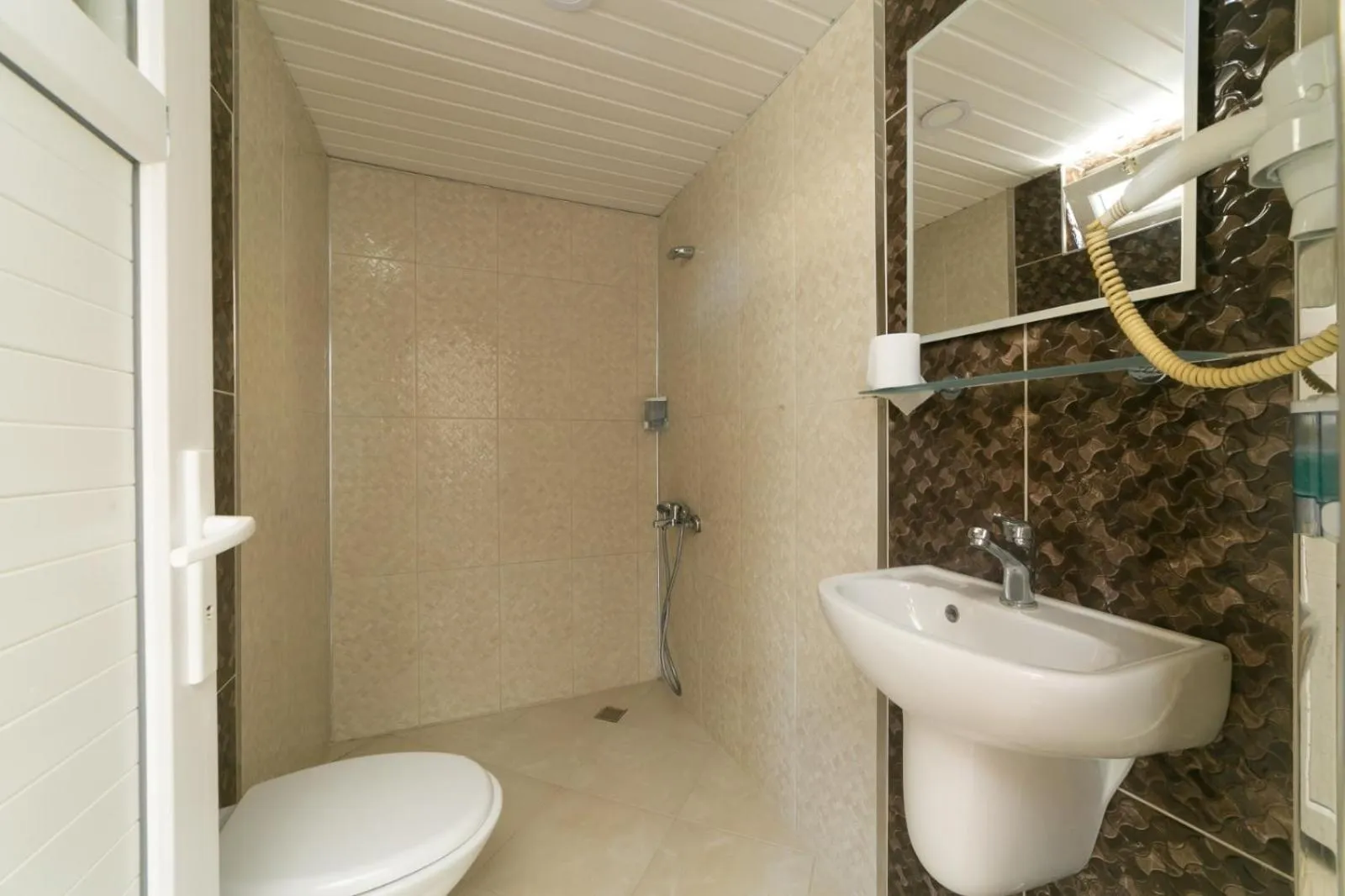 Shower in Enda Lara Hotel