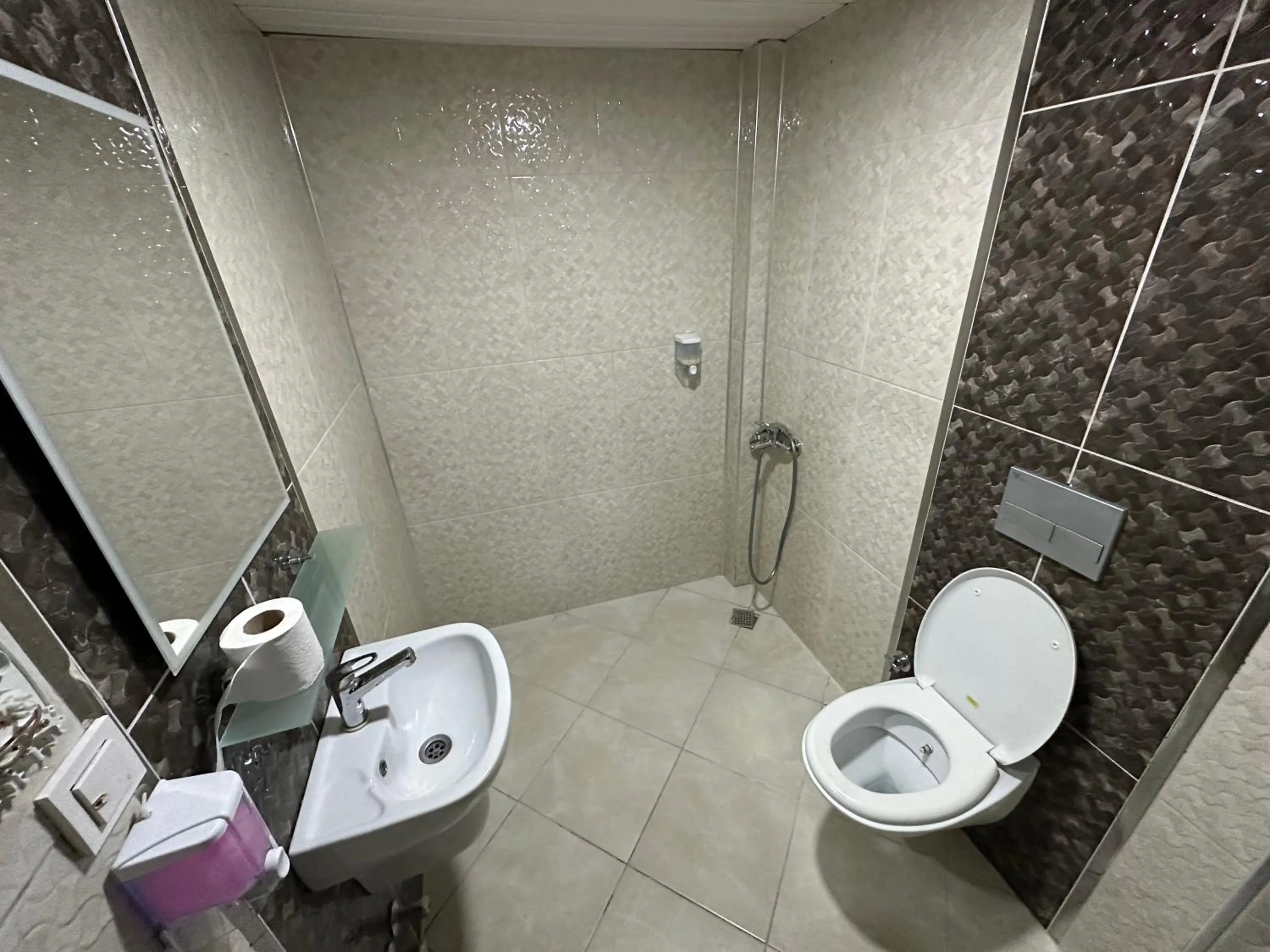 Toilet in Enda Lara Hotel