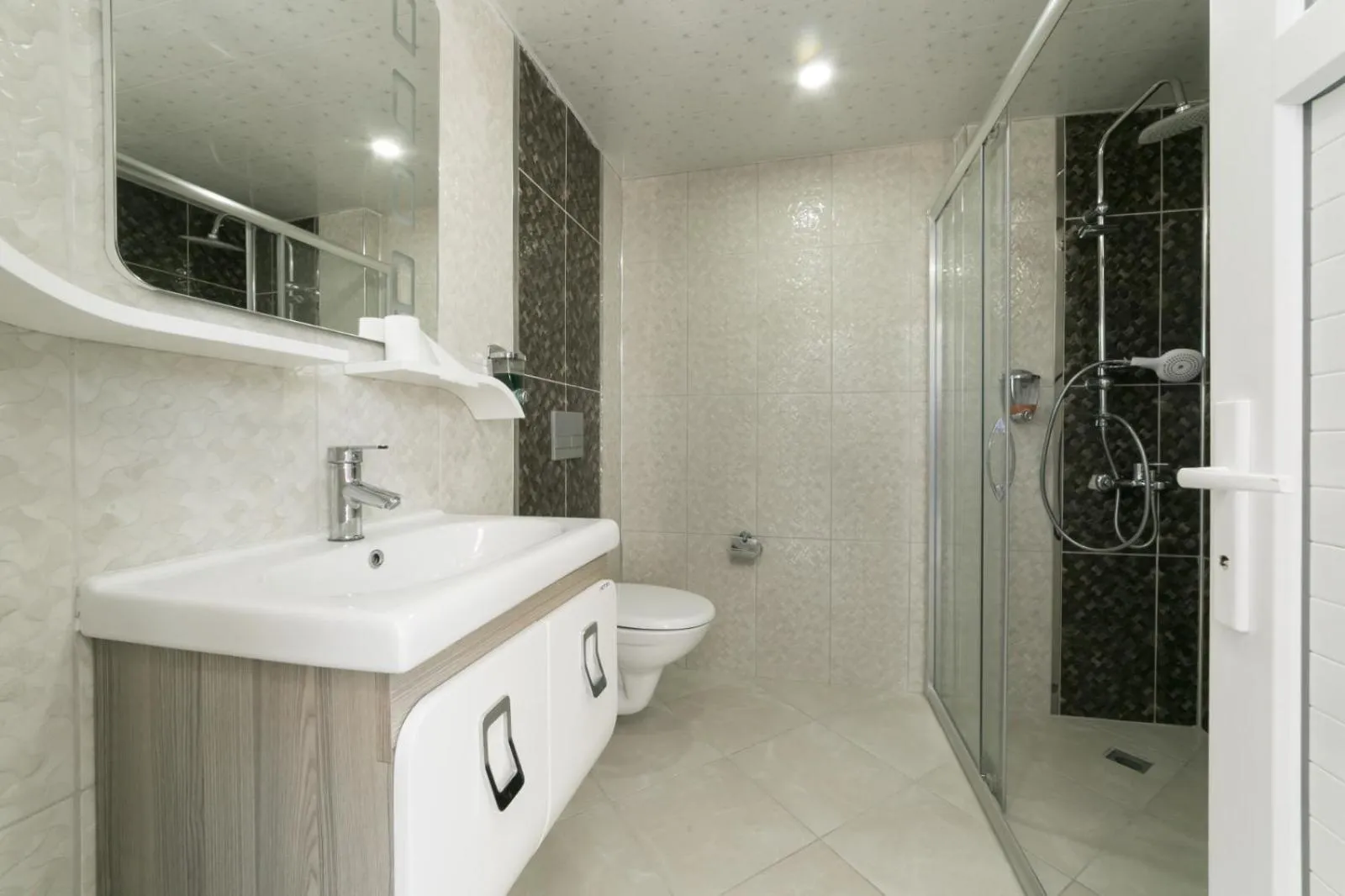 Shower in Enda Lara Hotel