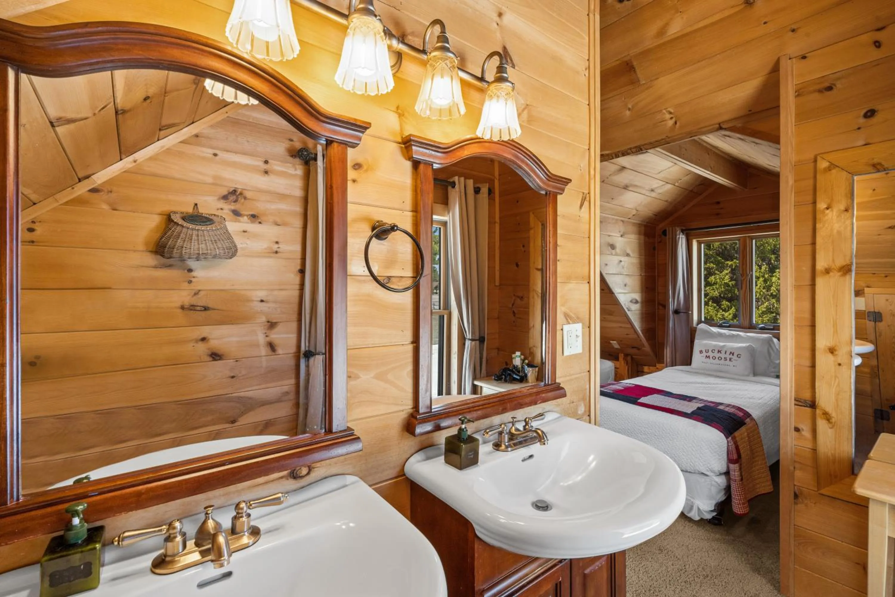 Bathroom, Bed in The Bucking Moose