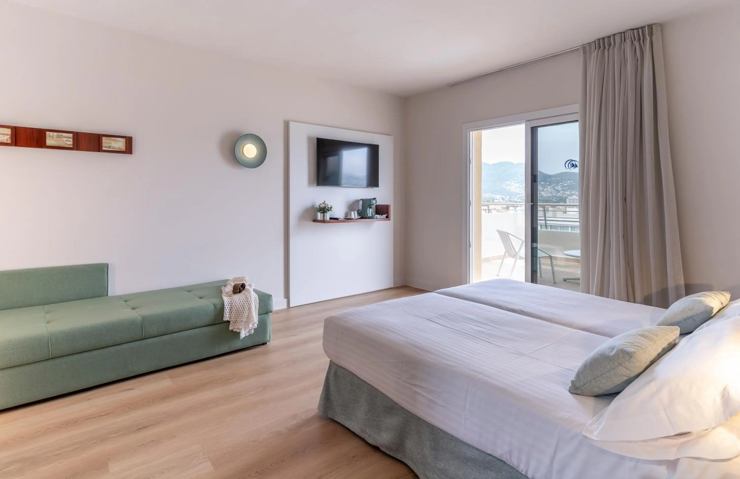 Bed in Prestige Victoria