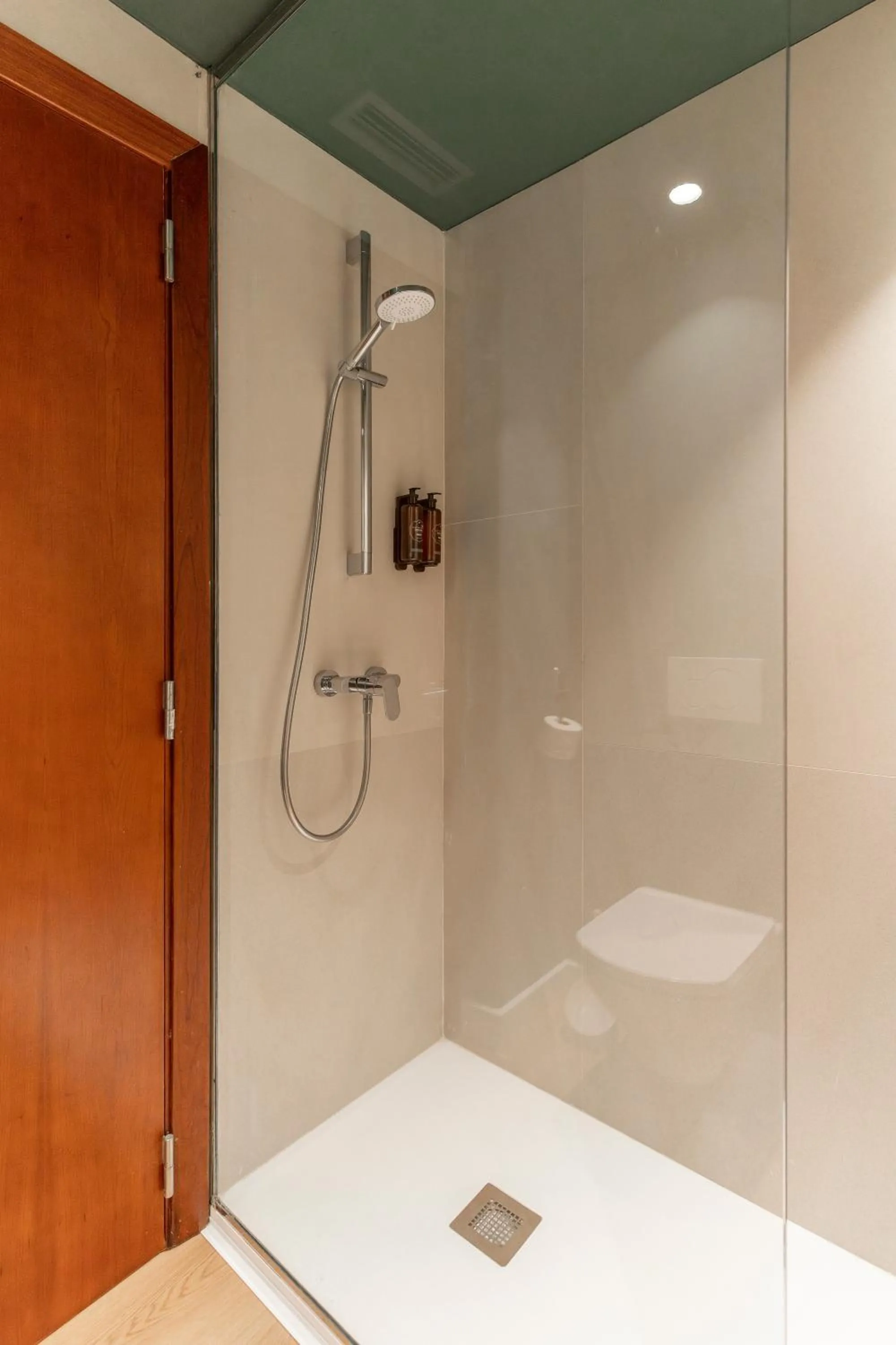 Shower in Prestige Victoria