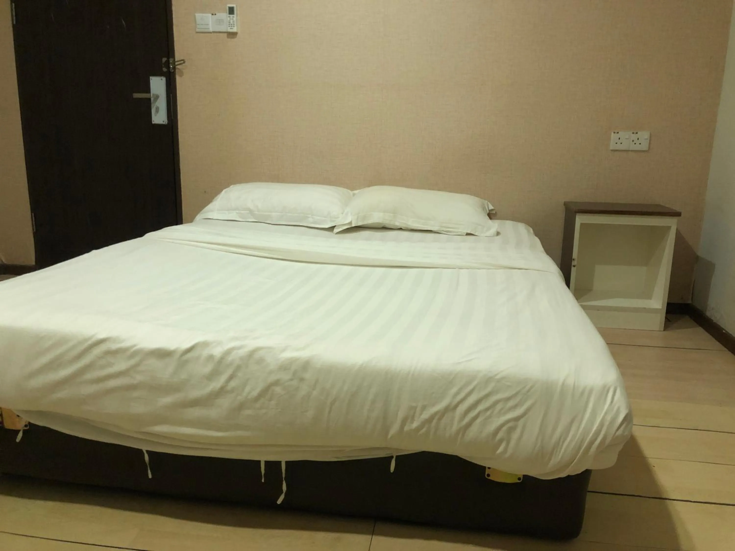 Bedroom in Super OYO 90668 Joy Inn