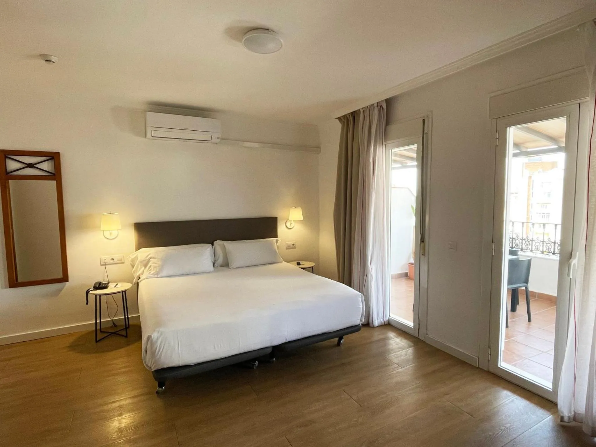 Photo of the whole room, Bed in Sercotel Tribuna Málaga