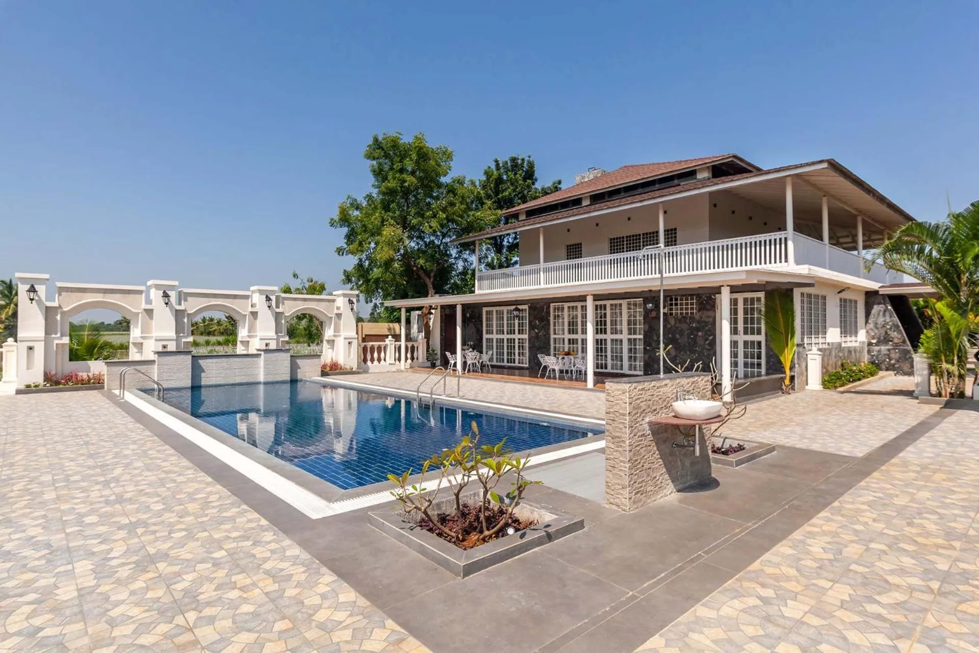 Swimming pool in StayVista's Lake La Vie - Tranquil Lake-View Villa Amidst Farmland with Pool and Poolside Gazebo - Proximity to Sula