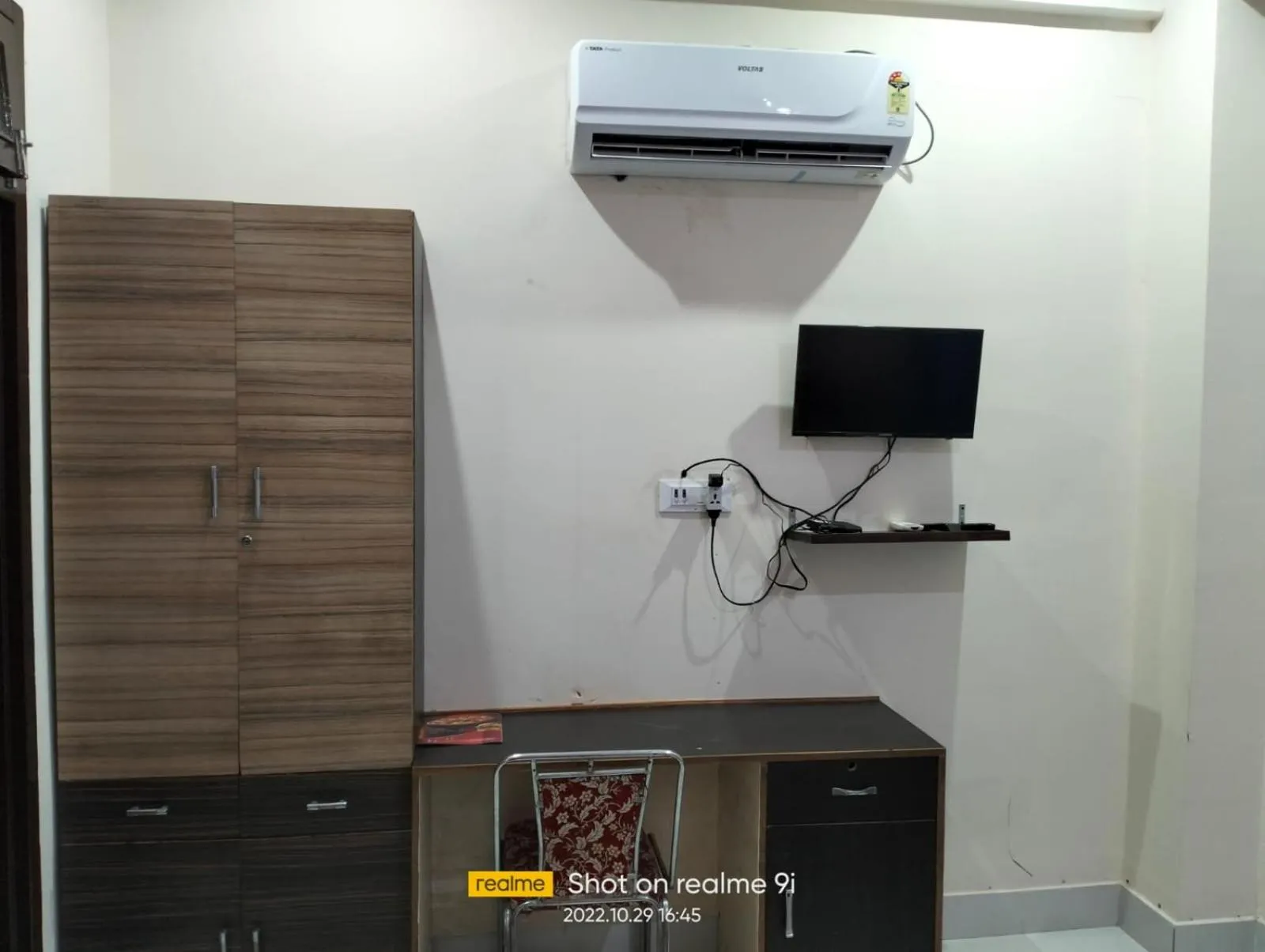 TV and multimedia in Hotel Indraprastha By WB Inn