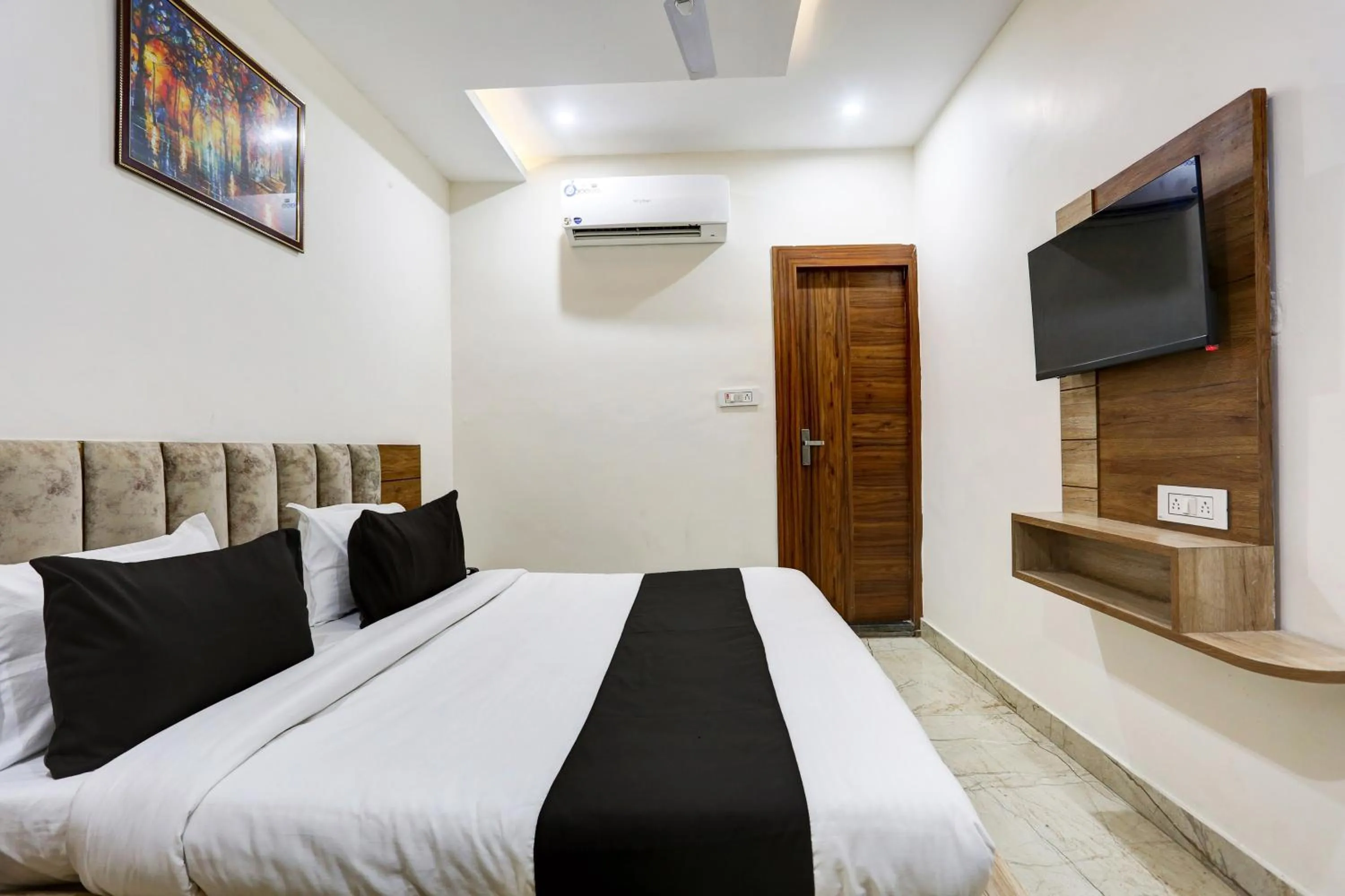 Bedroom, TV/Entertainment Center in HOTEL JAIRAJ
