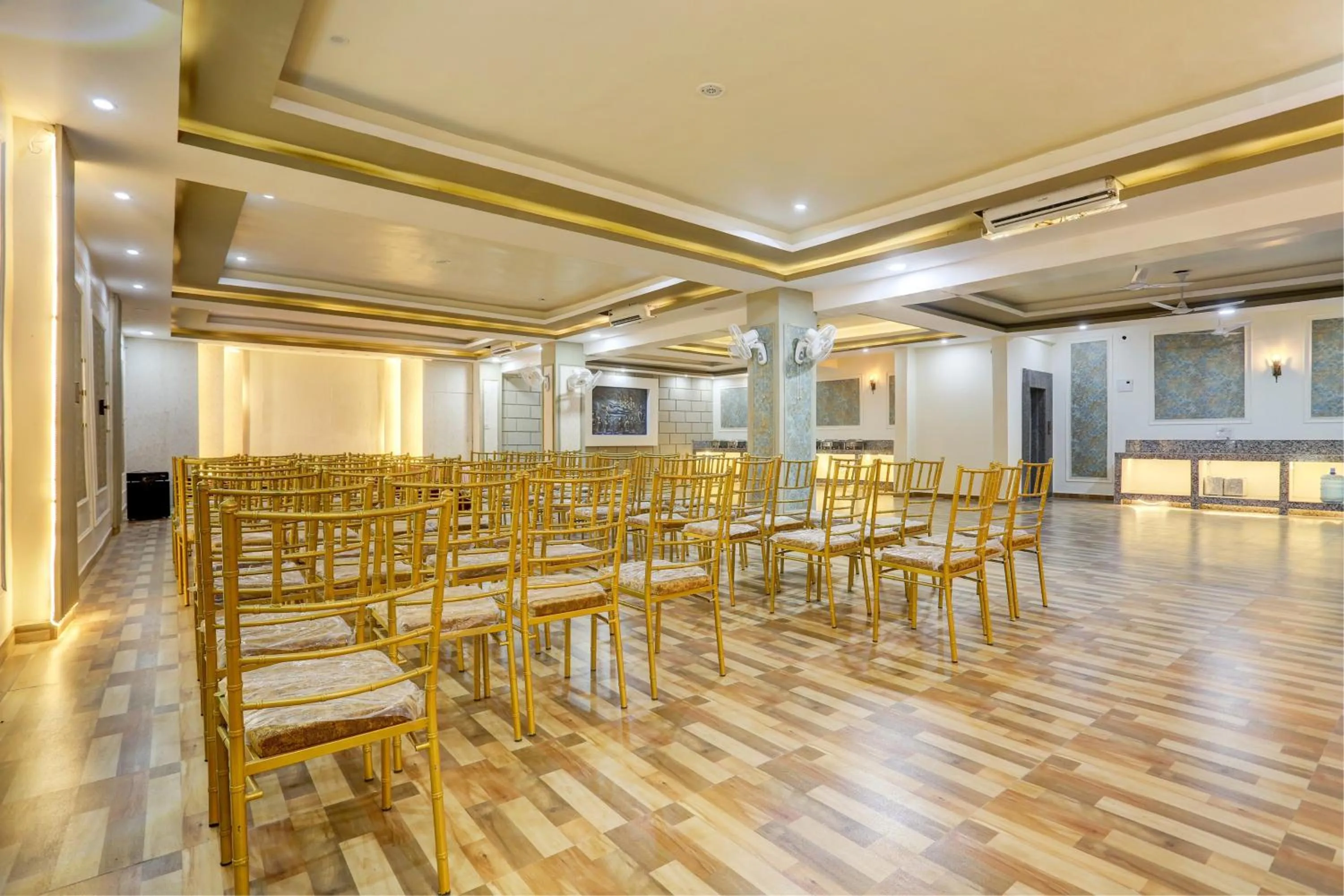 Garden in HOTEL JAIRAJ