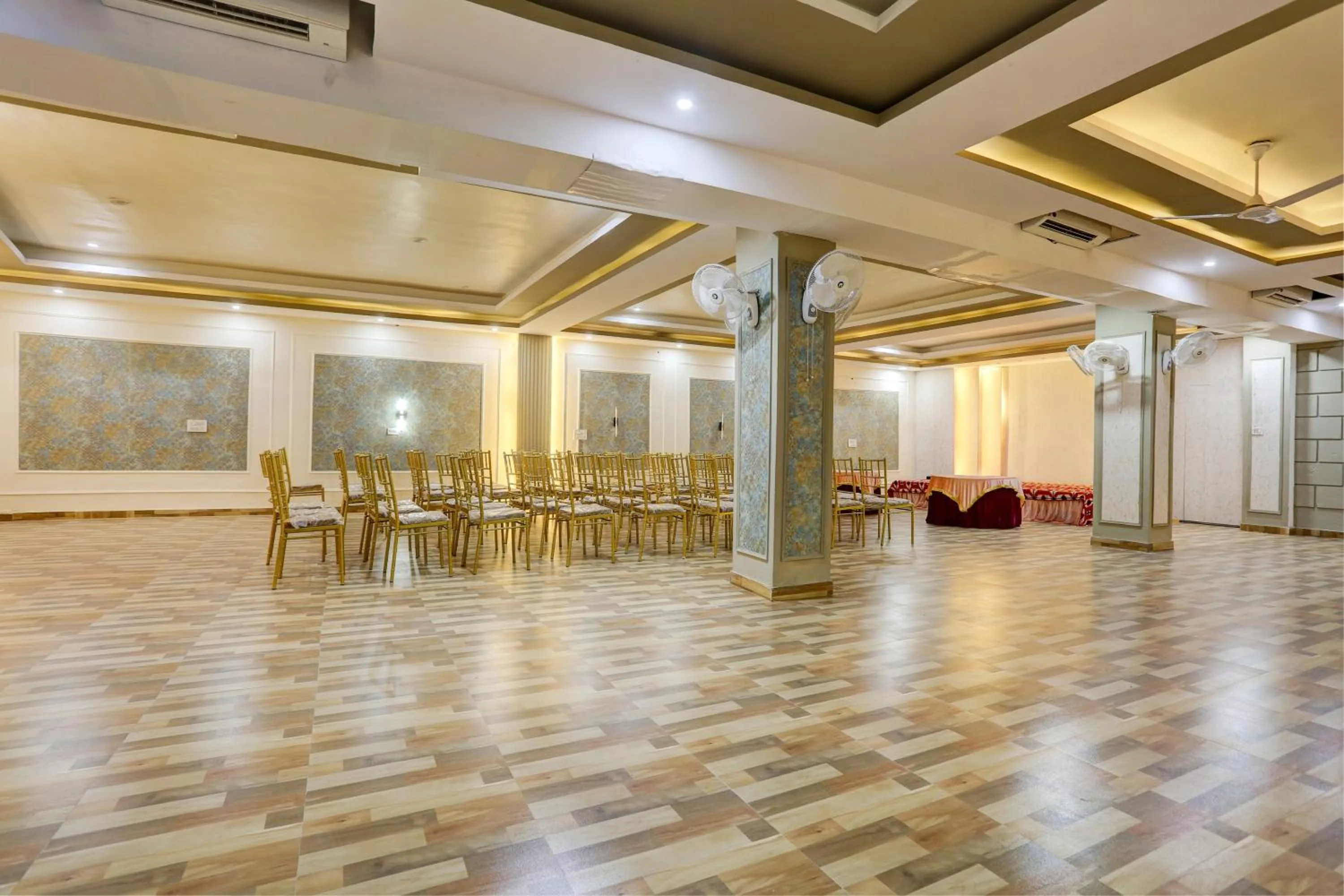 Garden, Banquet Facilities in HOTEL JAIRAJ