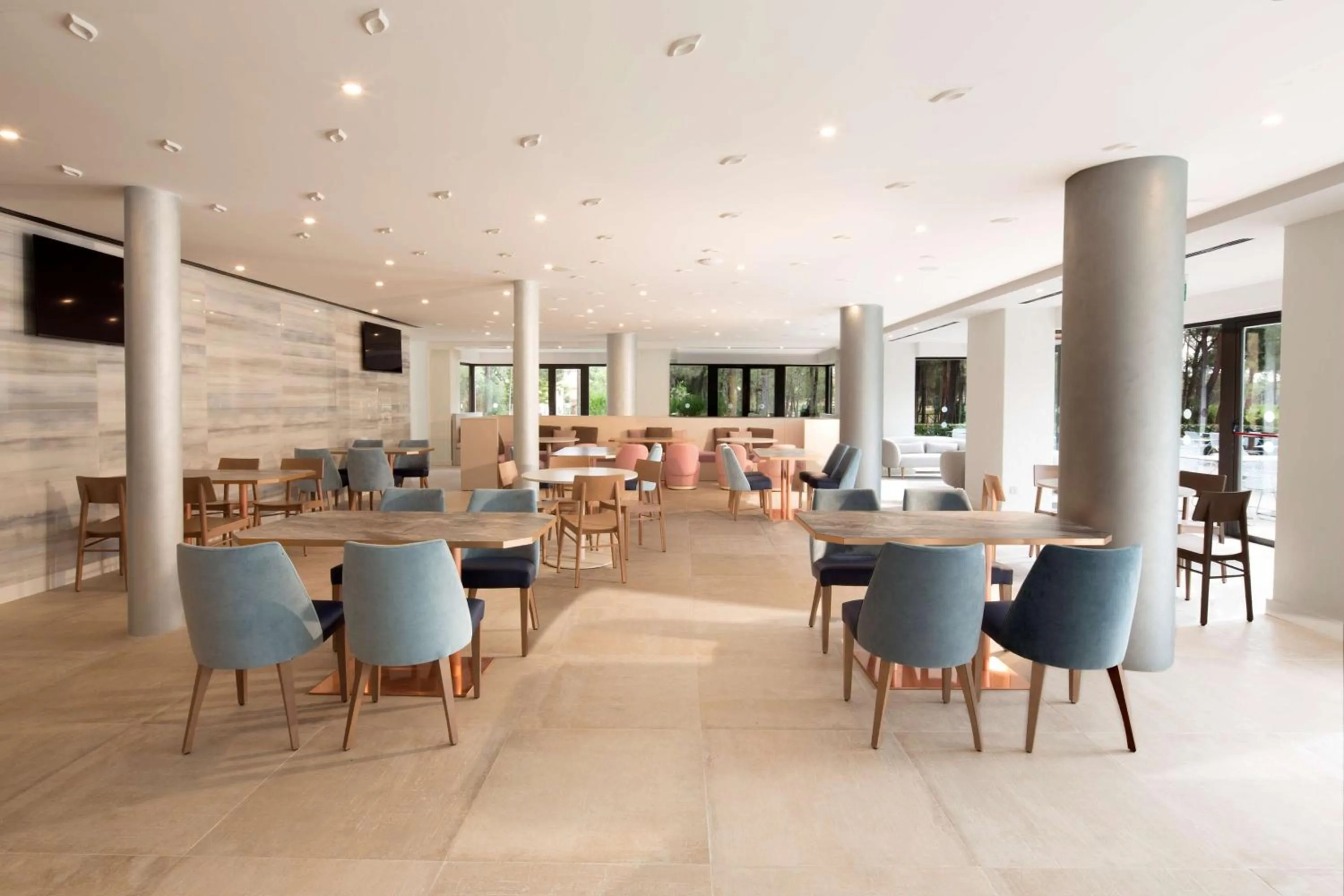 Lounge or bar in DoubleTree by Hilton Islantilla Beach Golf Resort