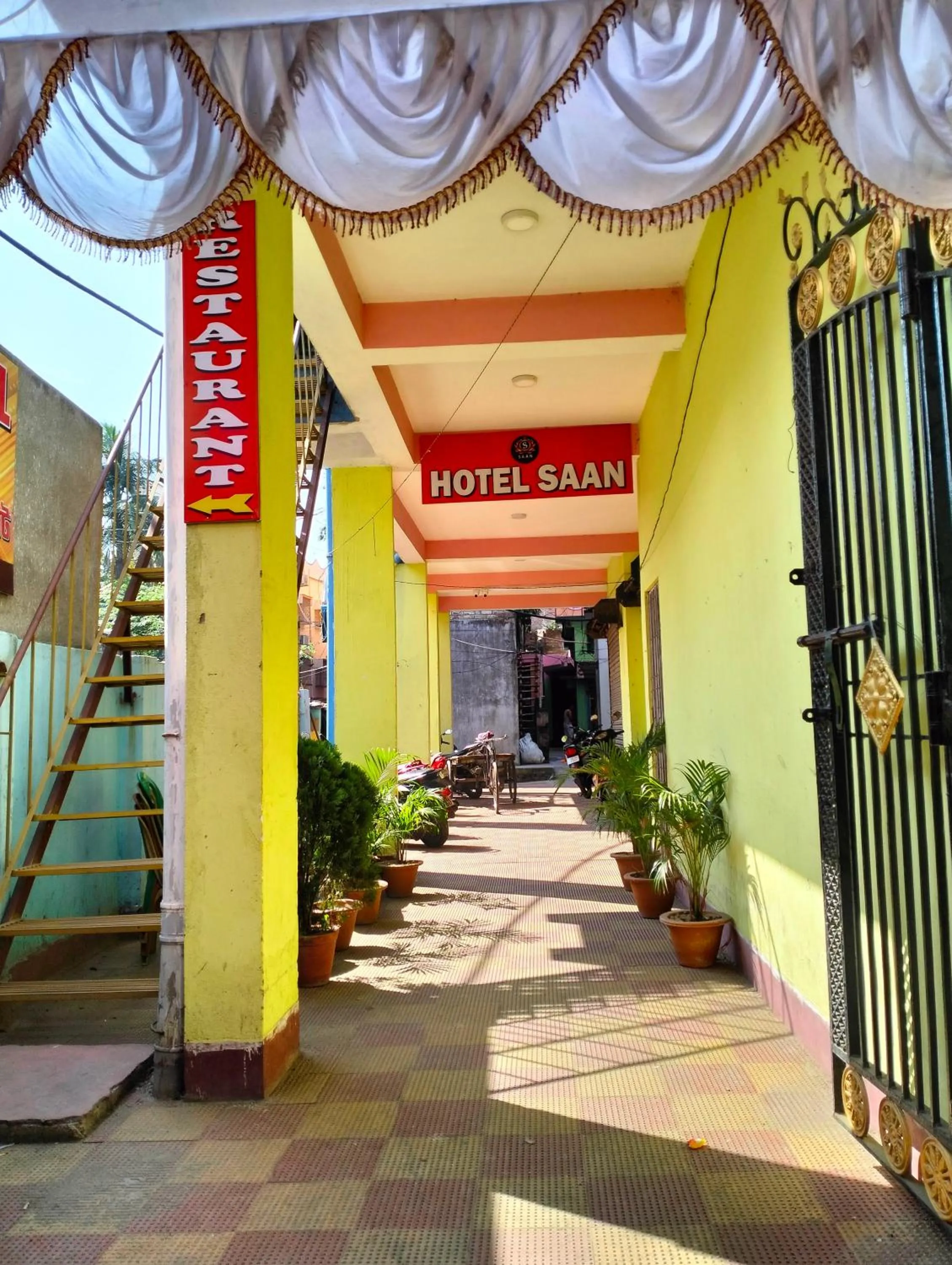 Facade/entrance in Hotel Saan Berhampore