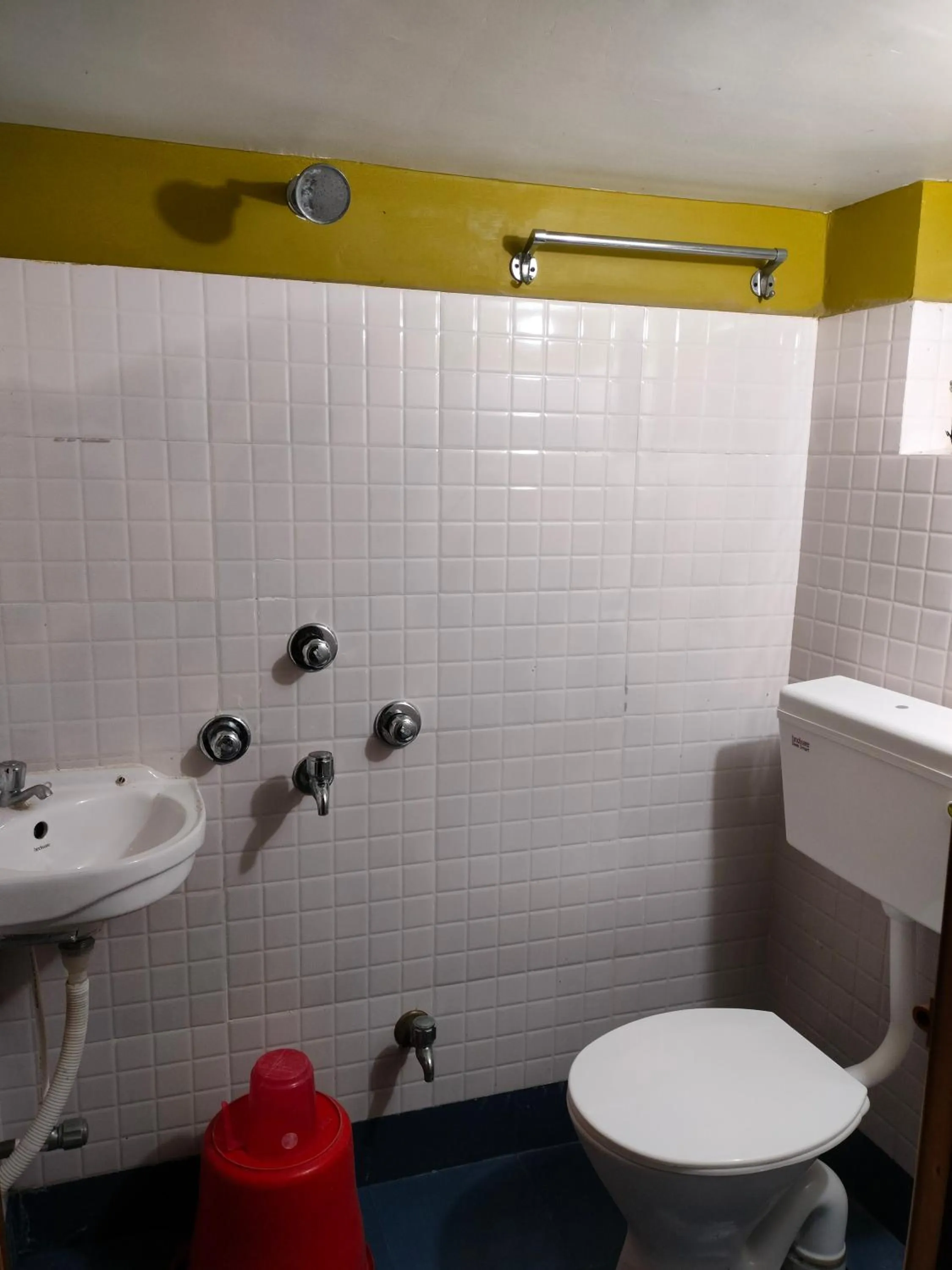 Shower in Hotel Saan Berhampore