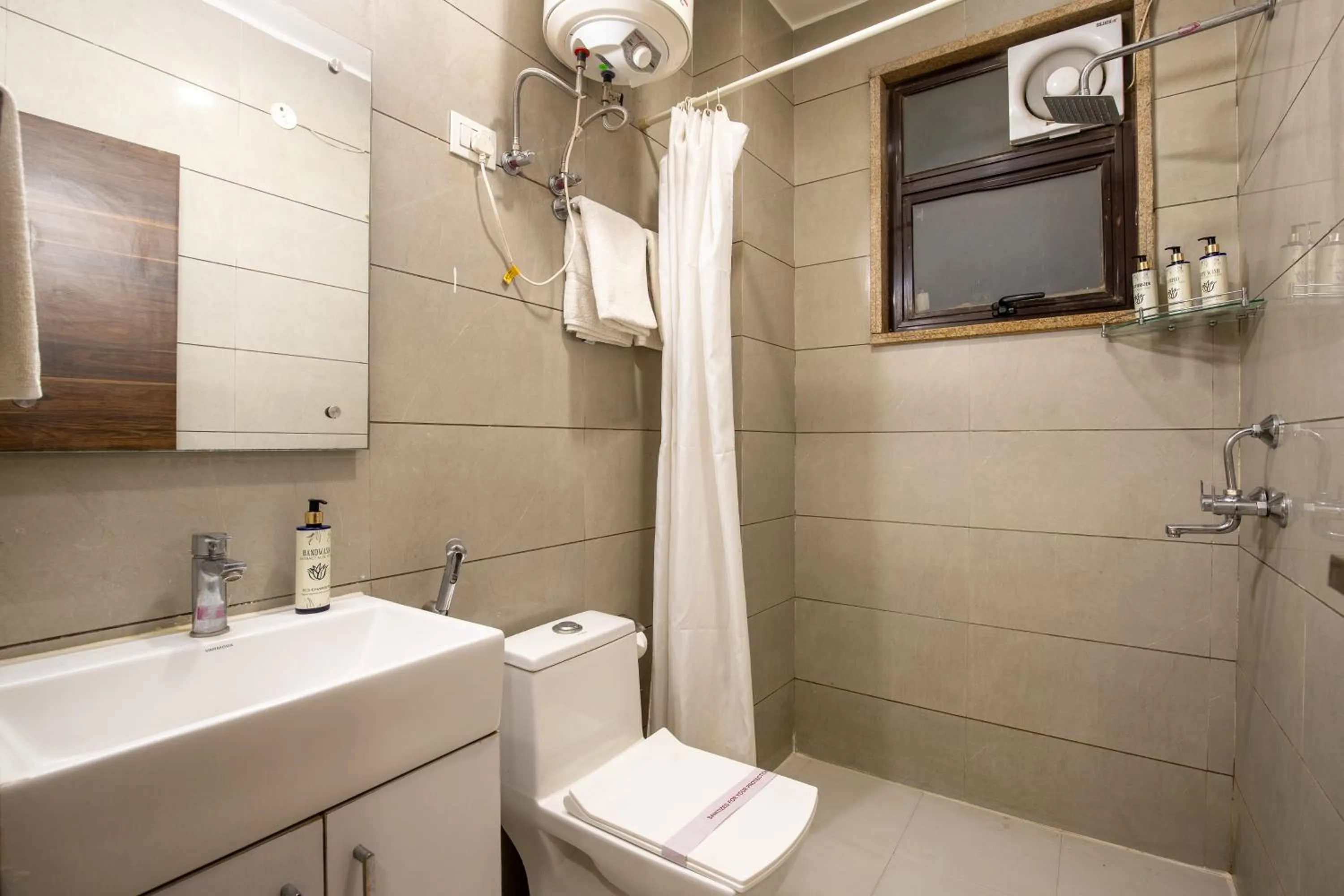 Shower in BedChambers Serviced Apartment, Medicity