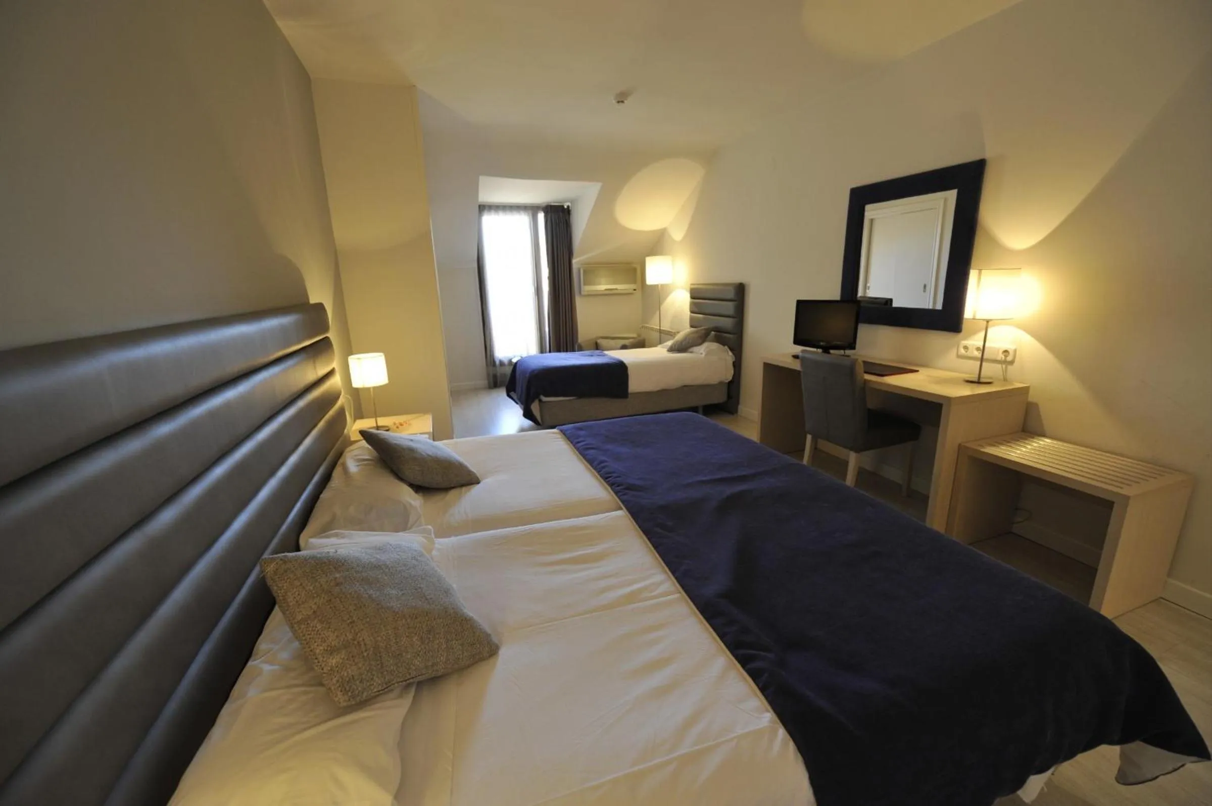 Photo of the whole room, Bed in Puerta de Segovia