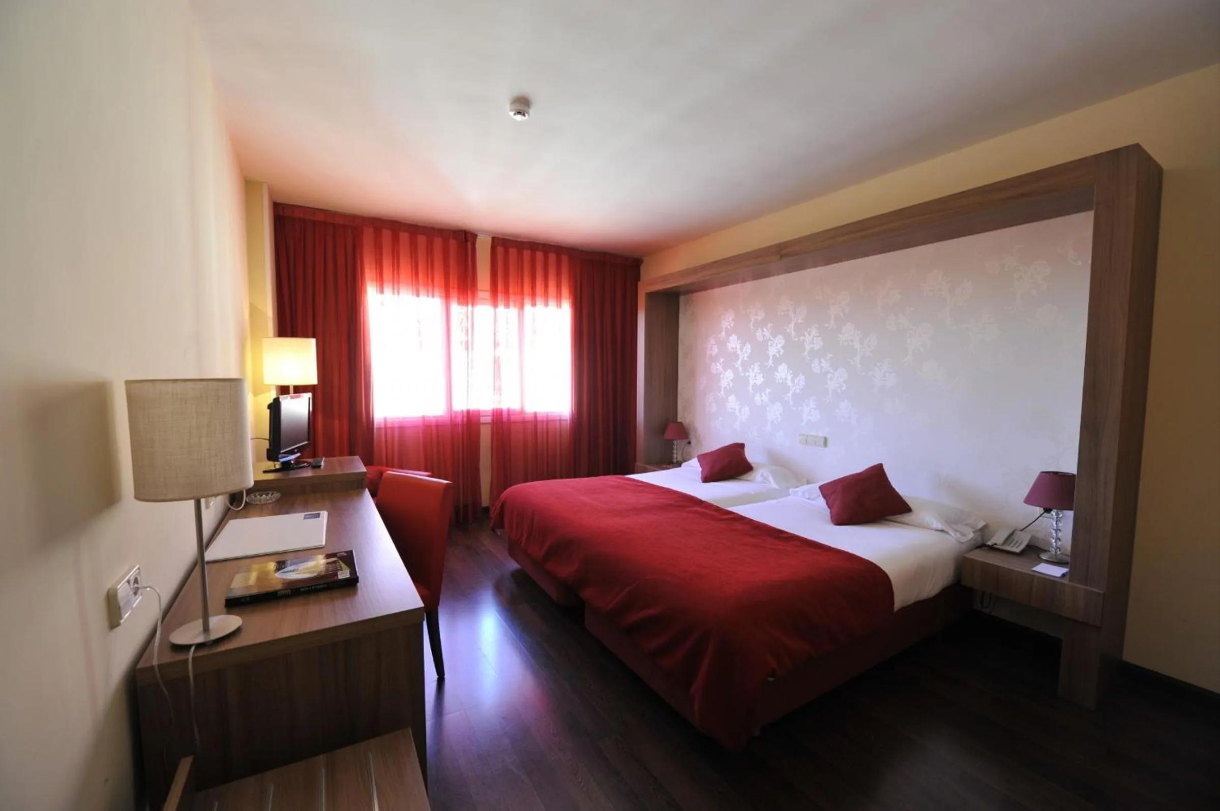 Photo of the whole room, Bed in Puerta de Segovia