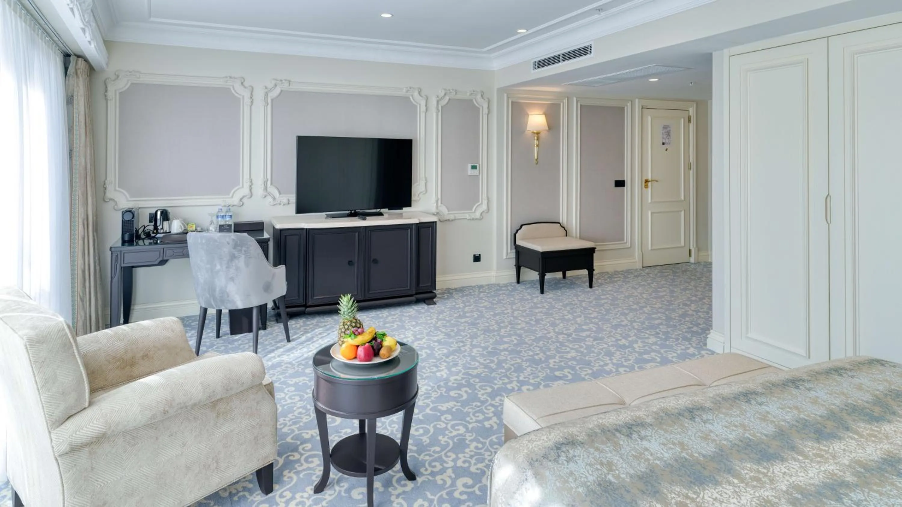 TV and multimedia, Bed in Dekalb Hotel