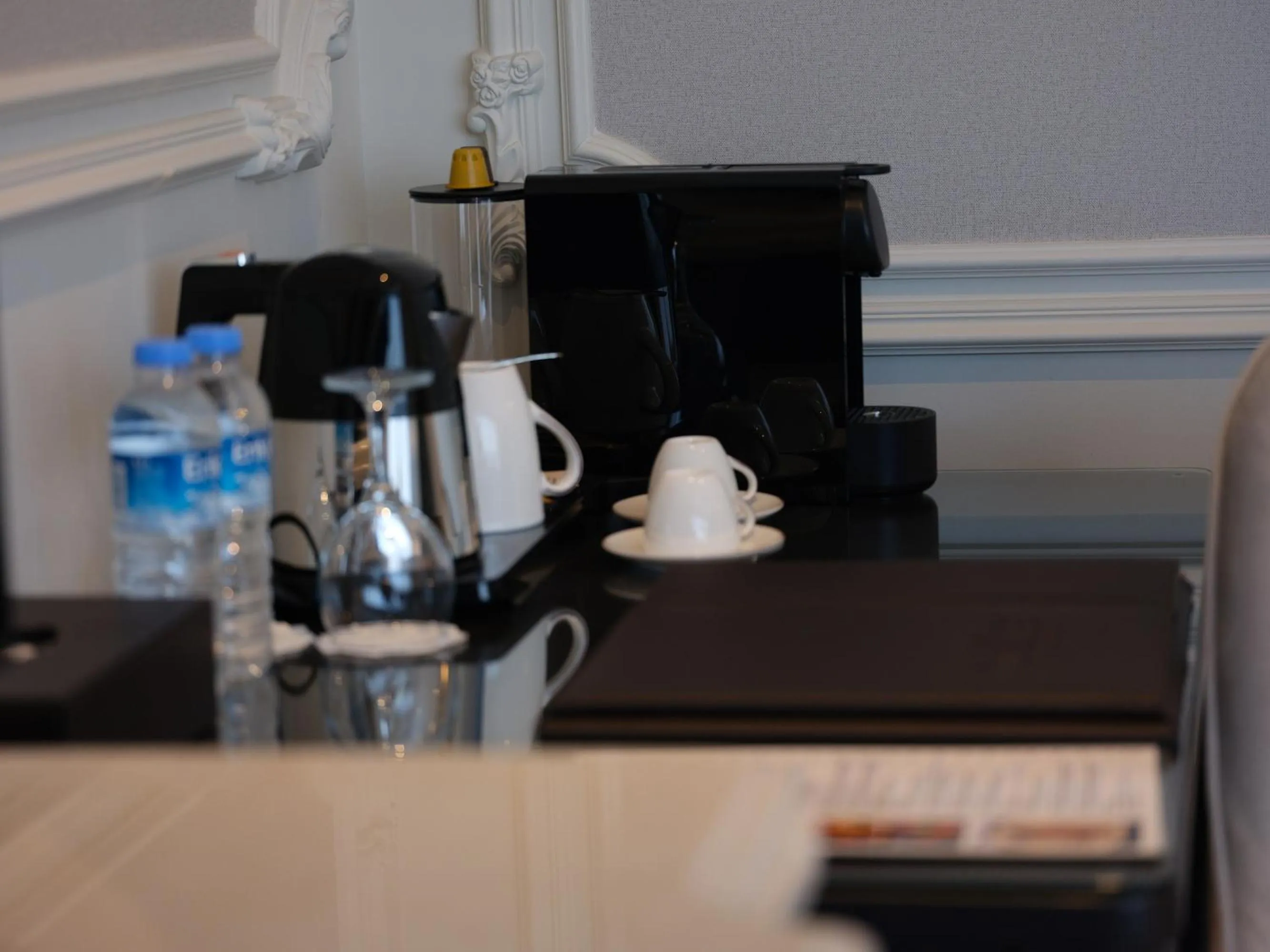 Coffee/tea facilities in Dekalb Hotel