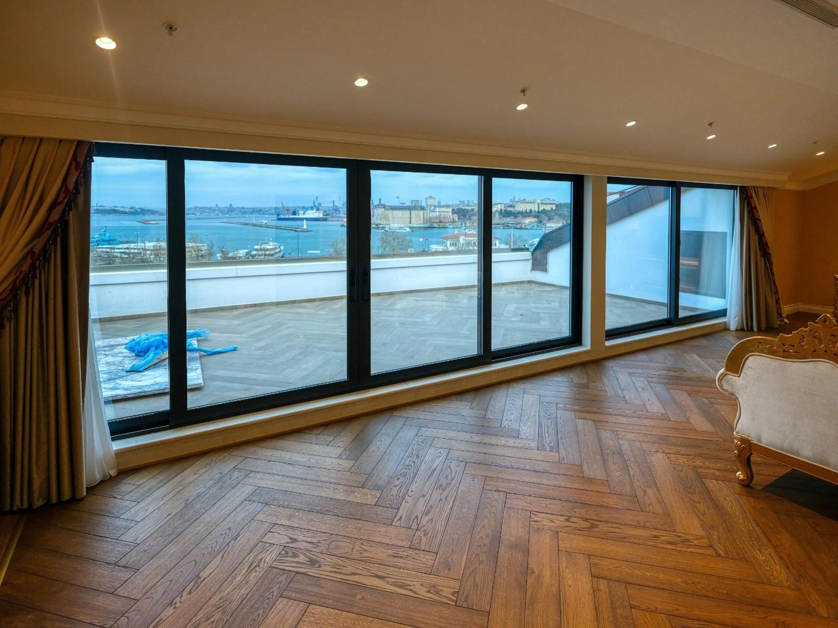 Coffee/tea facilities in Dekalb Hotel