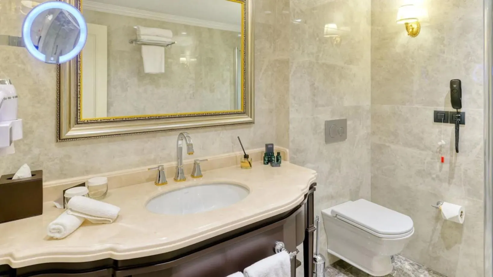 Bathroom in Dekalb Hotel