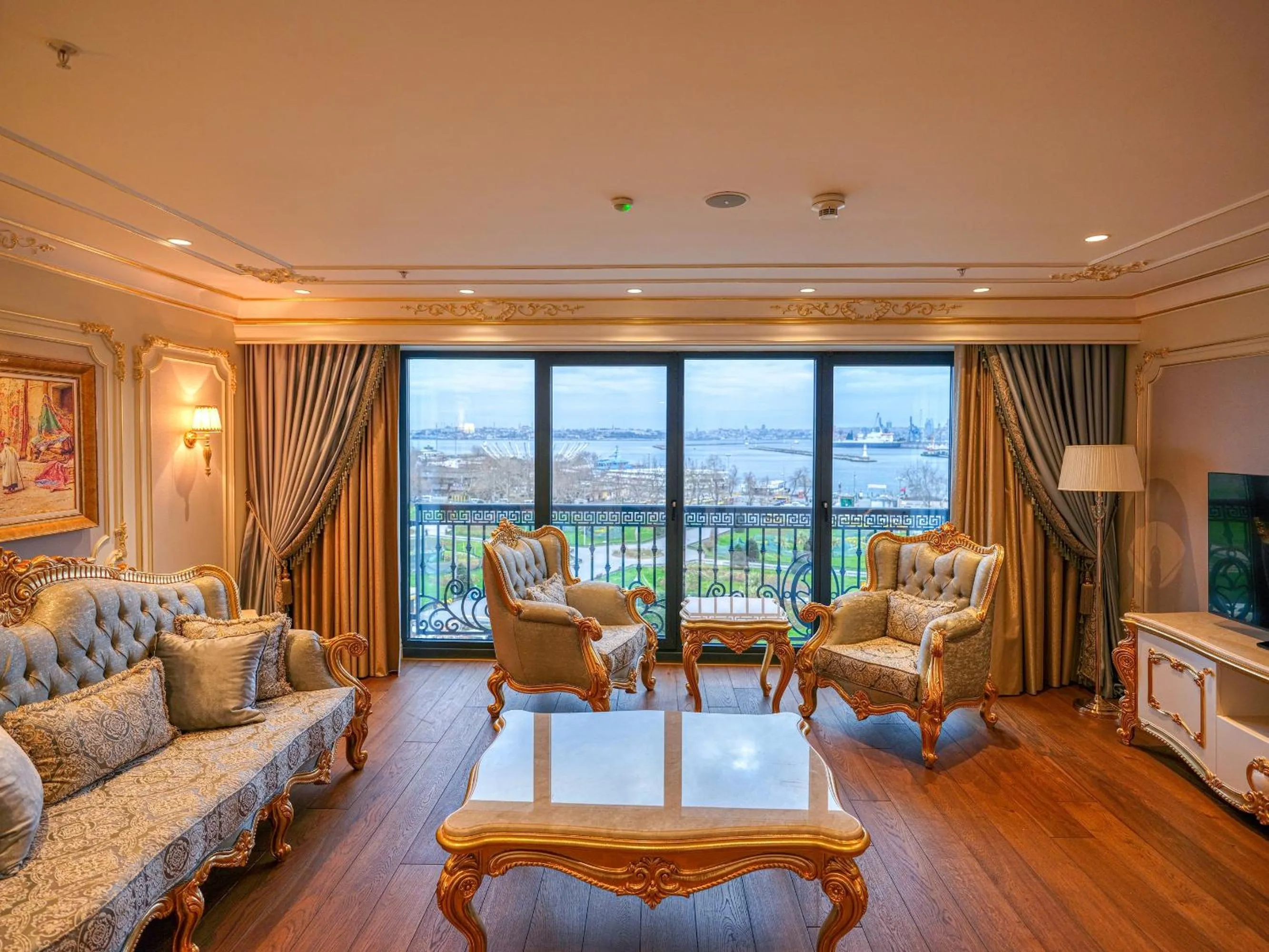 Living room in Dekalb Hotel