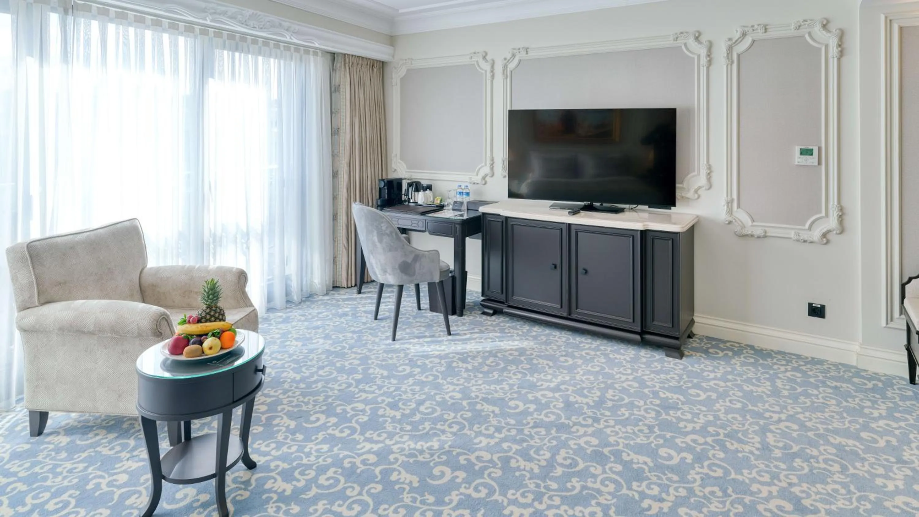 TV and multimedia in Dekalb Hotel