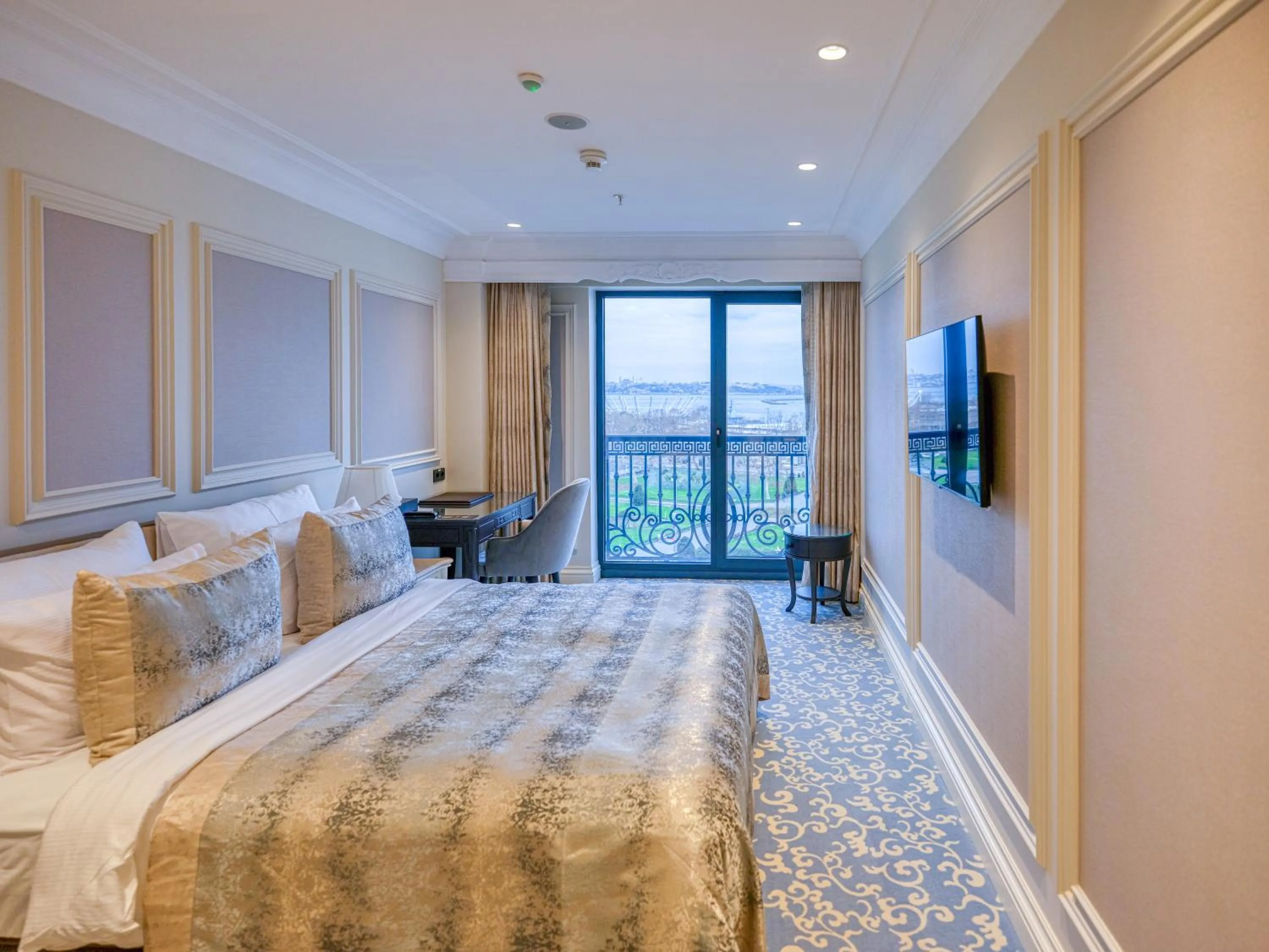 Photo of the whole room, Bed in Dekalb Hotel