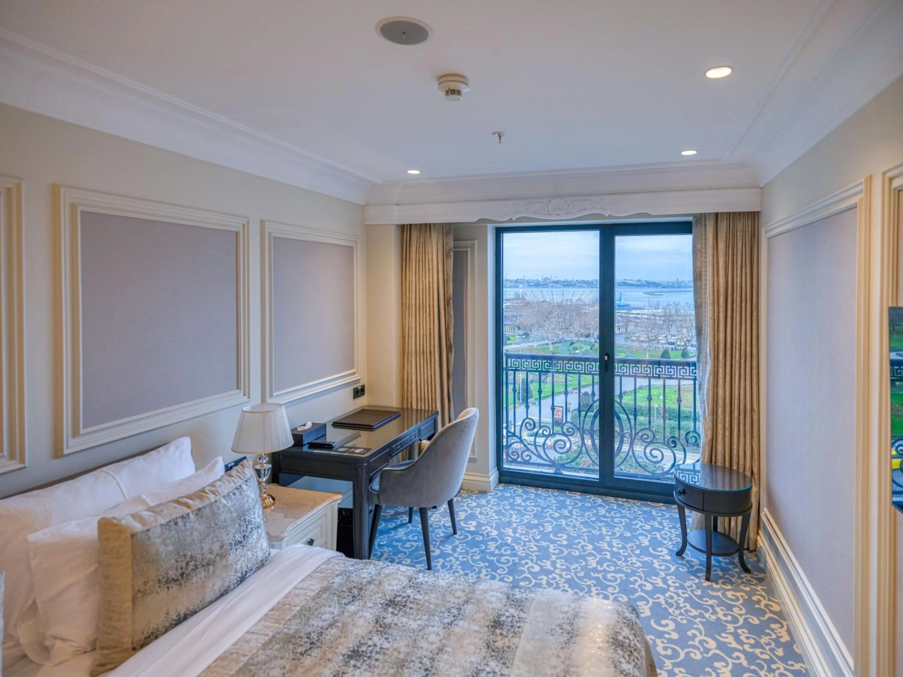 View (from property/room), Bed in Dekalb Hotel