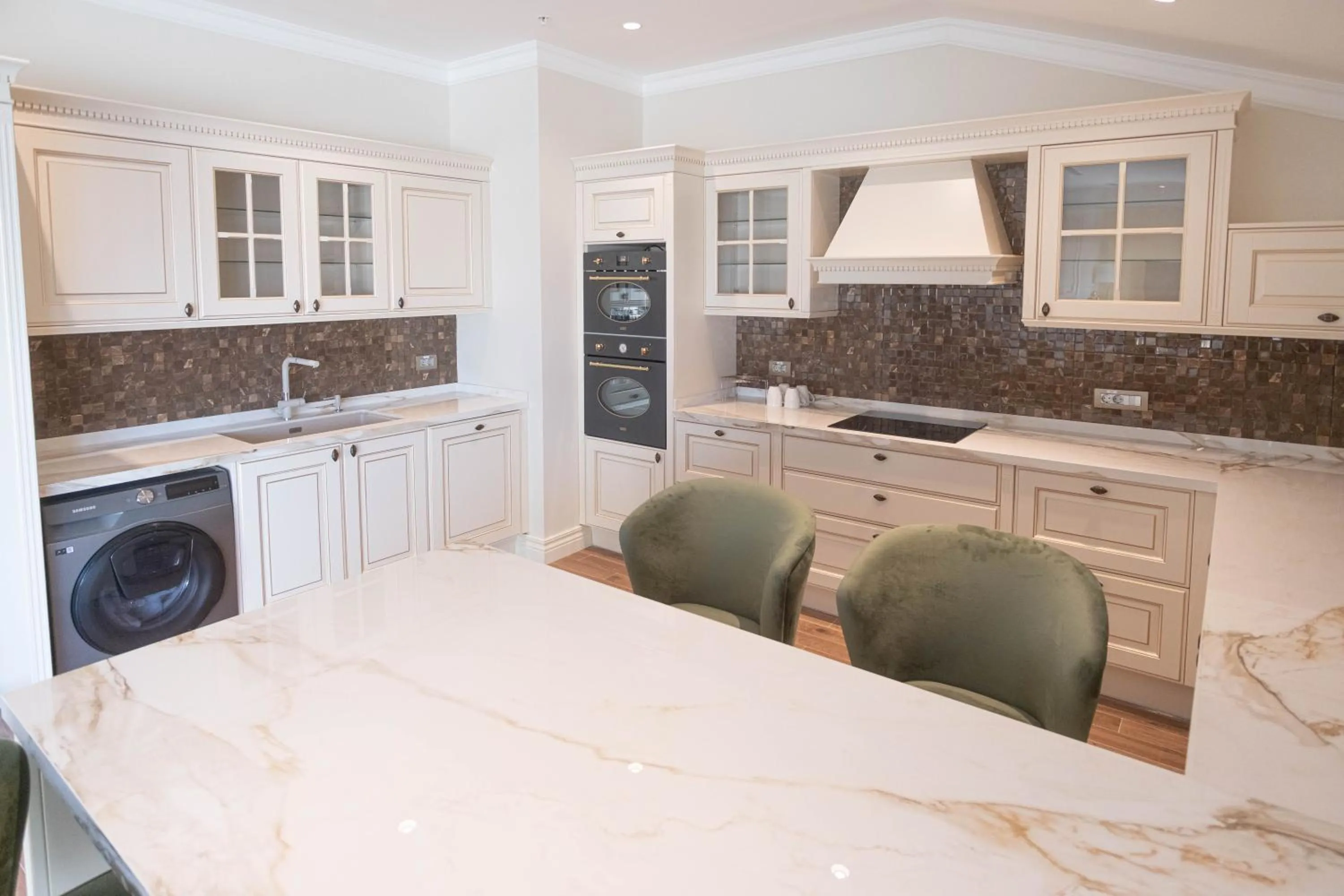 Kitchen or kitchenette in Dekalb Hotel