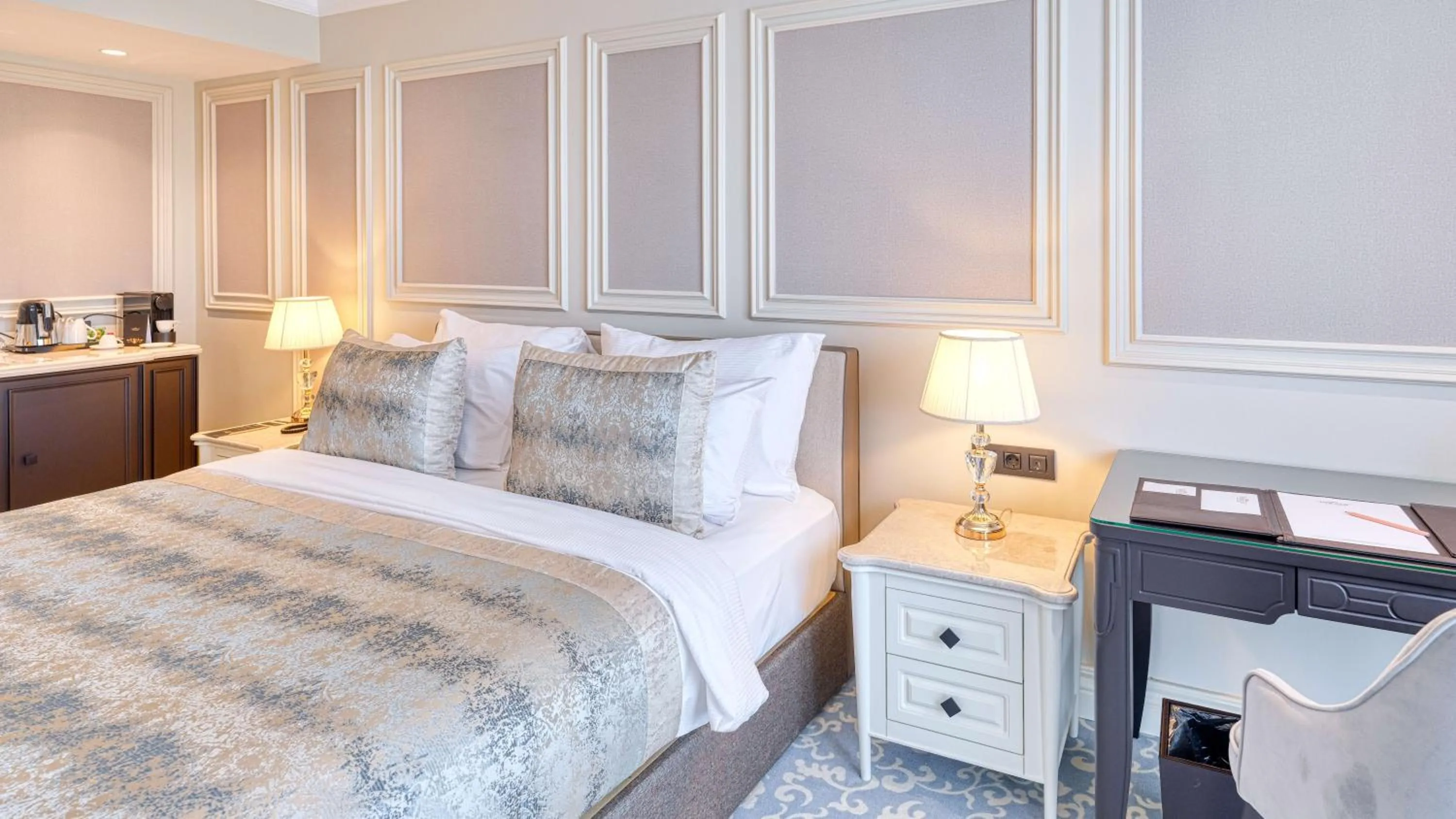 View (from property/room), Bed in Dekalb Hotel