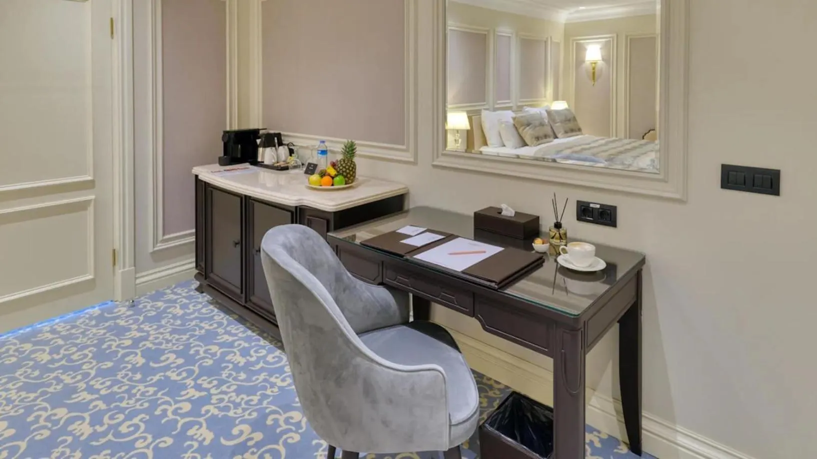 Coffee/tea facilities, Bed in Dekalb Hotel