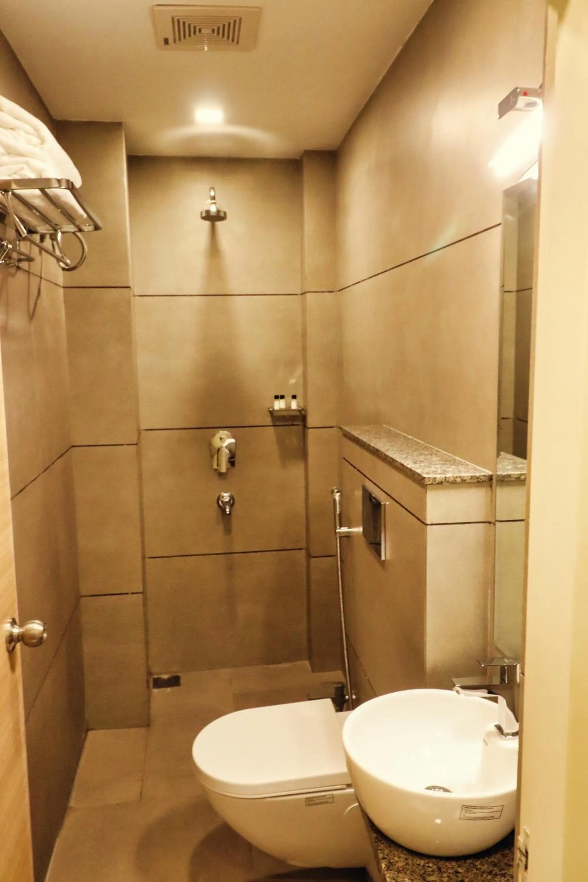 Shower in Clarks Inn Express Udaipur