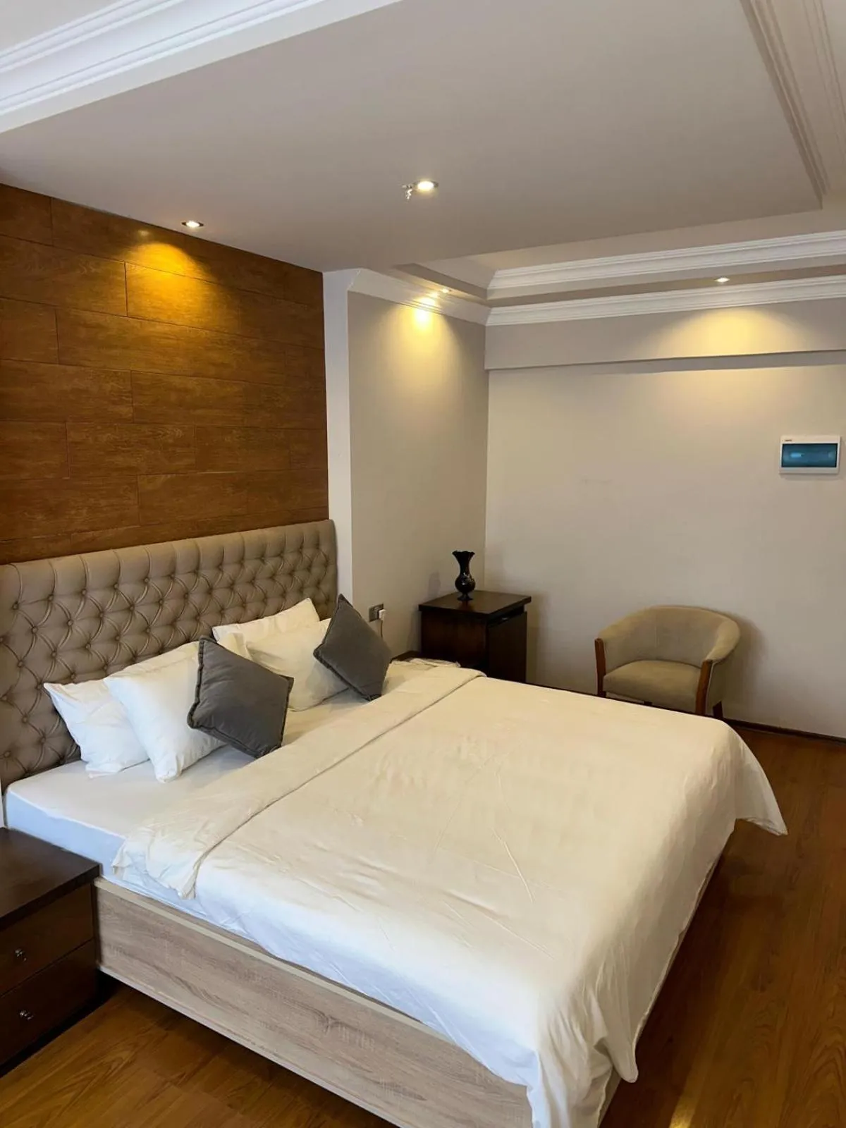 Living room, Bed in Mountain View Hotel