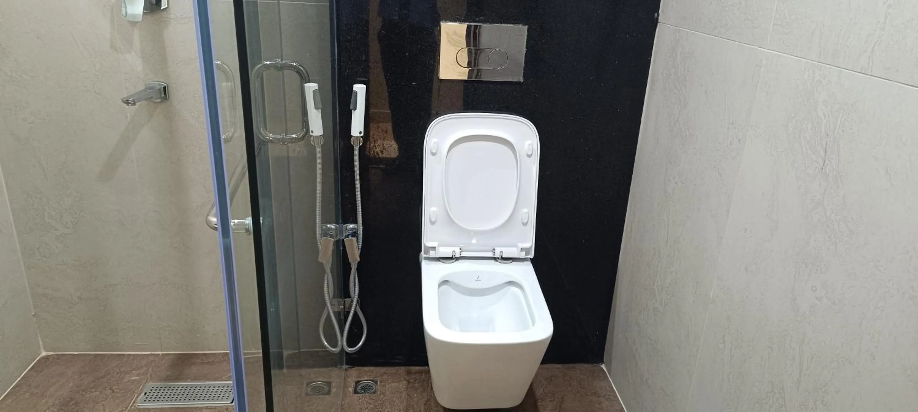 Bathroom in Hotel Lee Garden Near to Blue Flag Beach 500 Mtrs