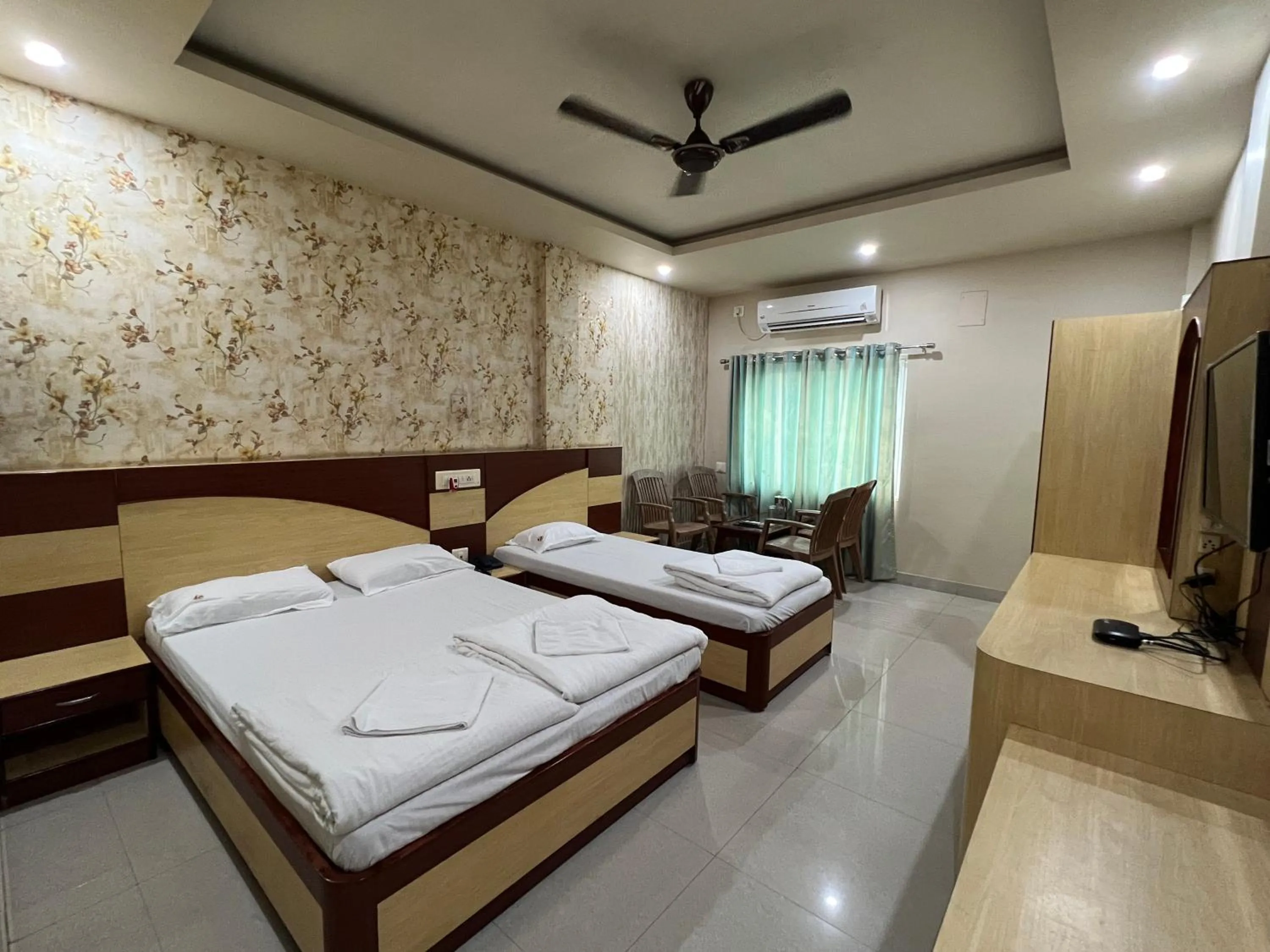 Bed in Hotel Lee Garden Near to Blue Flag Beach 500 Mtrs