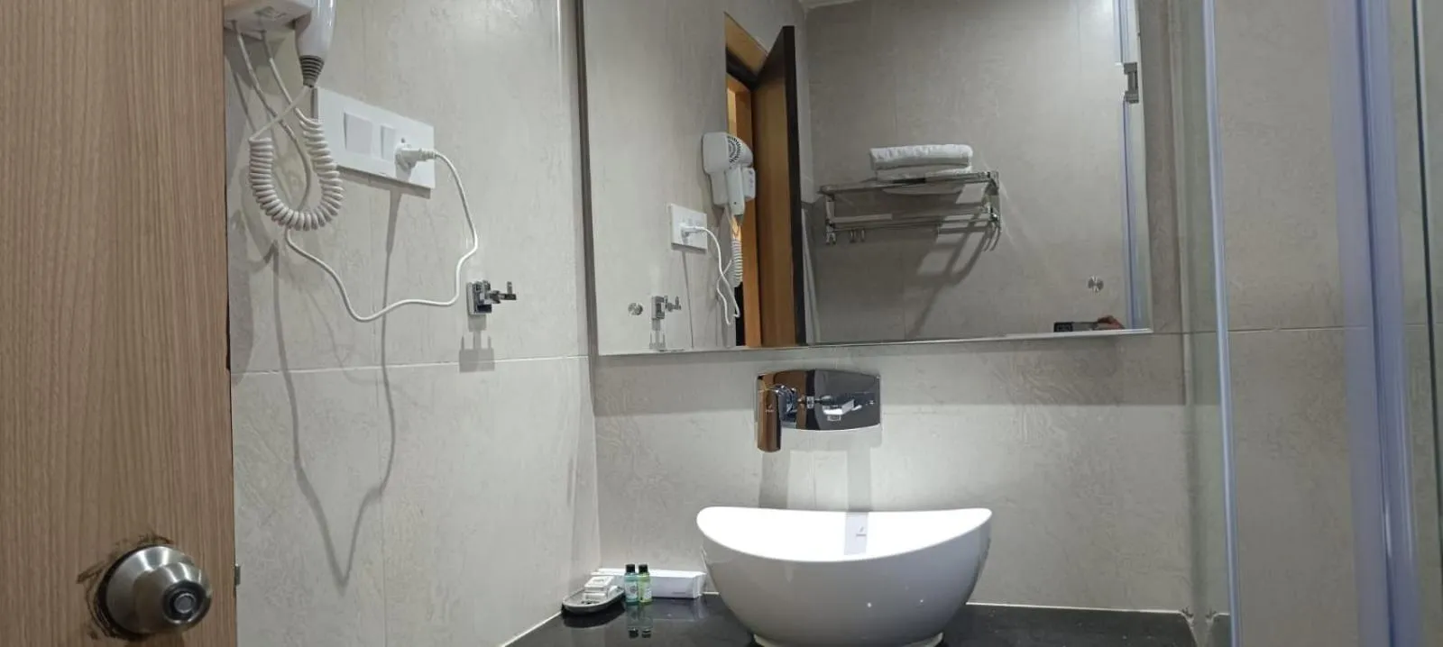 Bathroom in Hotel Lee Garden Near to Blue Flag Beach 500 Mtrs