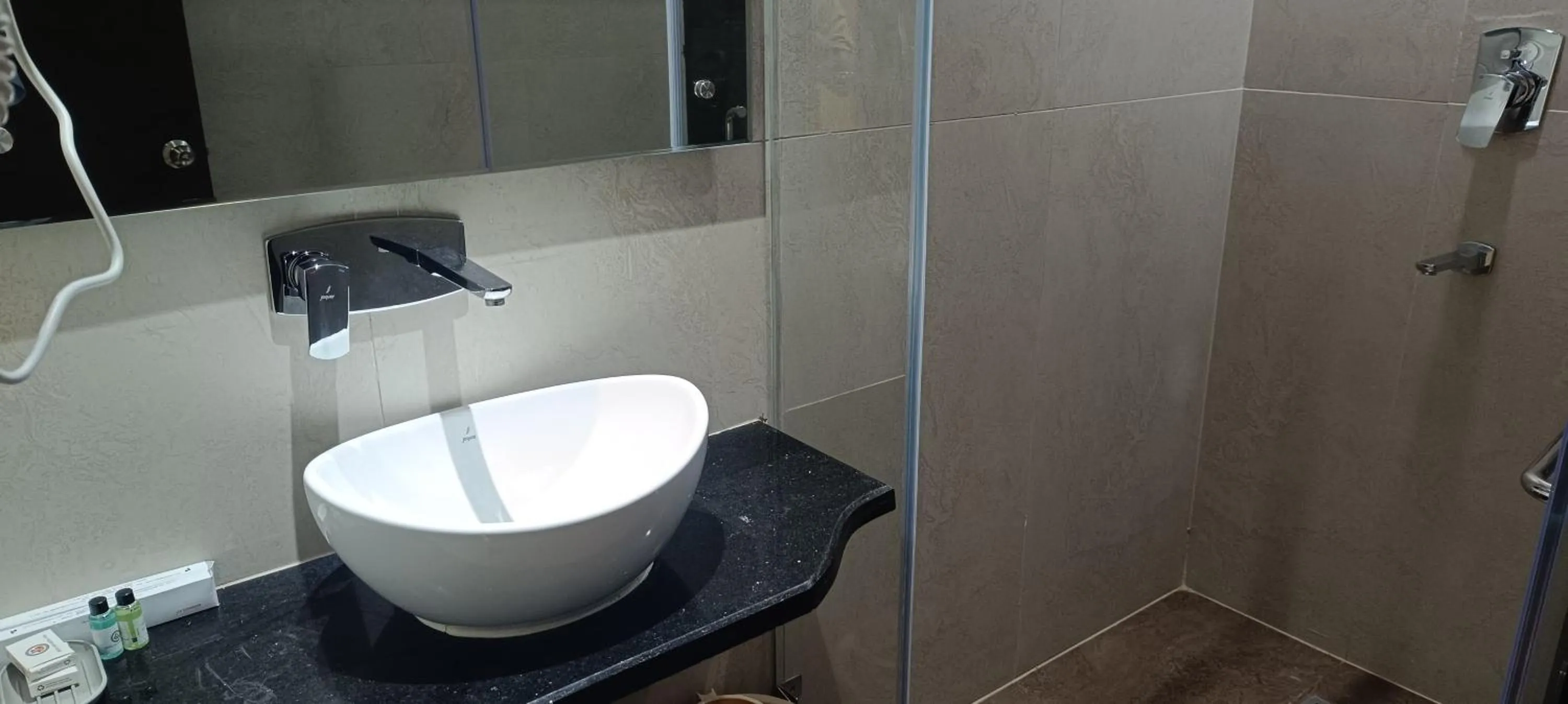 Bathroom in Hotel Lee Garden Near to Blue Flag Beach 500 Mtrs