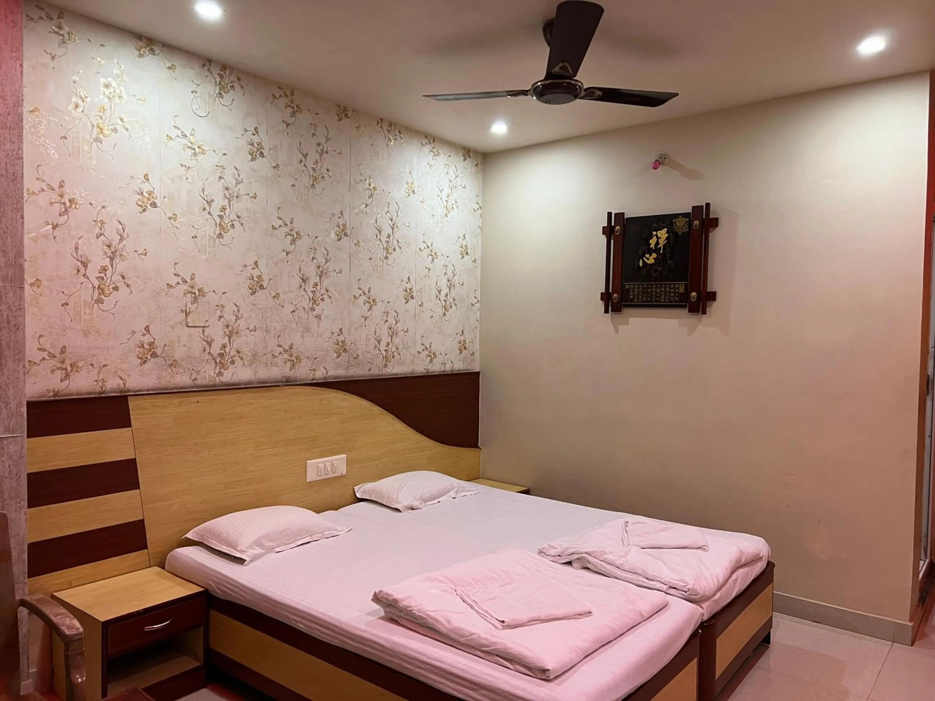 Bed in Hotel Lee Garden Near to Blue Flag Beach 500 Mtrs