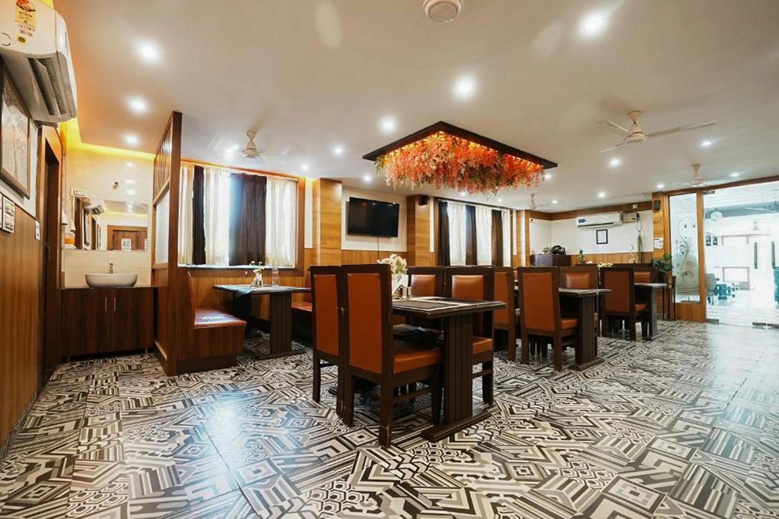 Restaurant/places to eat in Hotel The 7 Seas