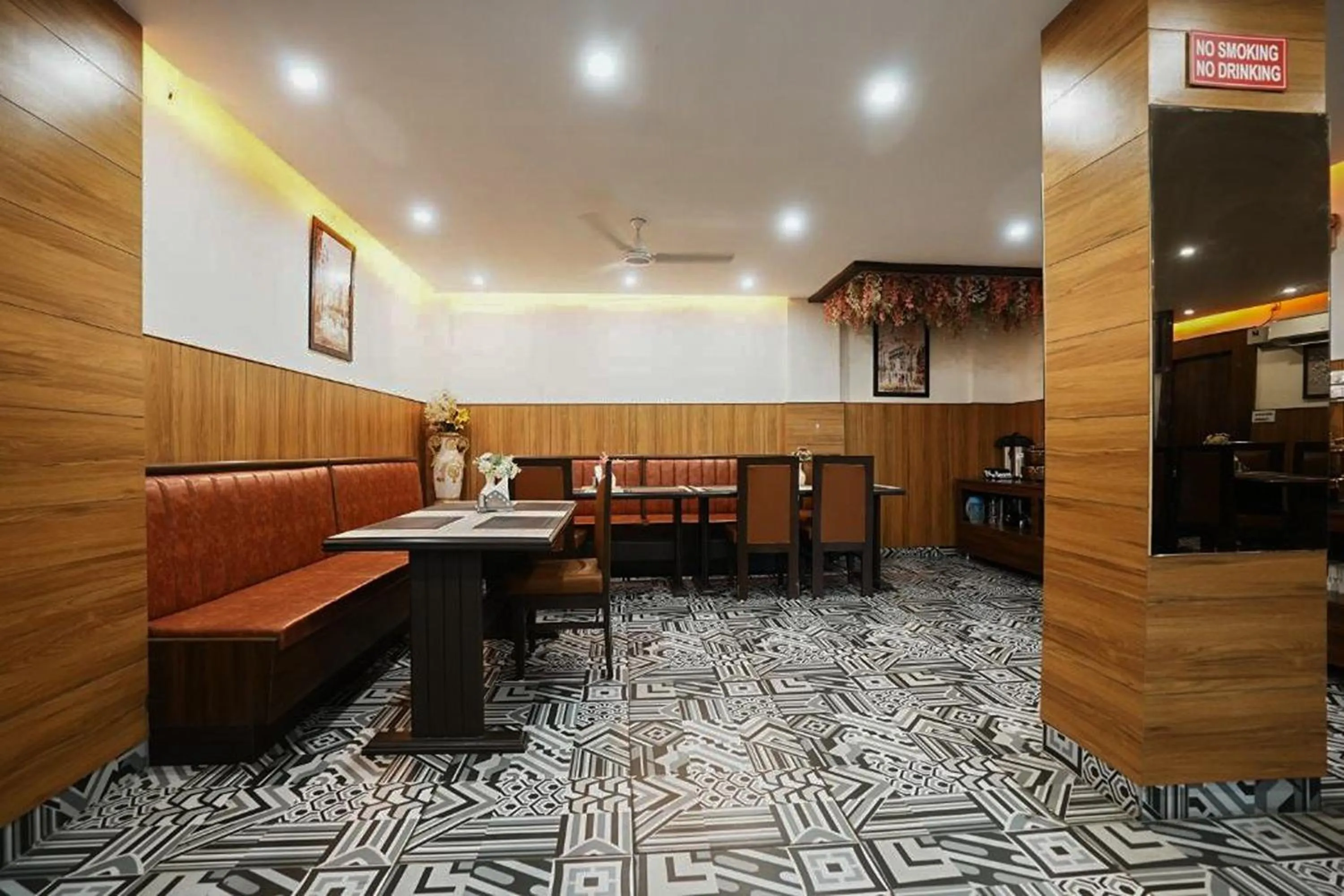 Restaurant/places to eat in Hotel The 7 Seas