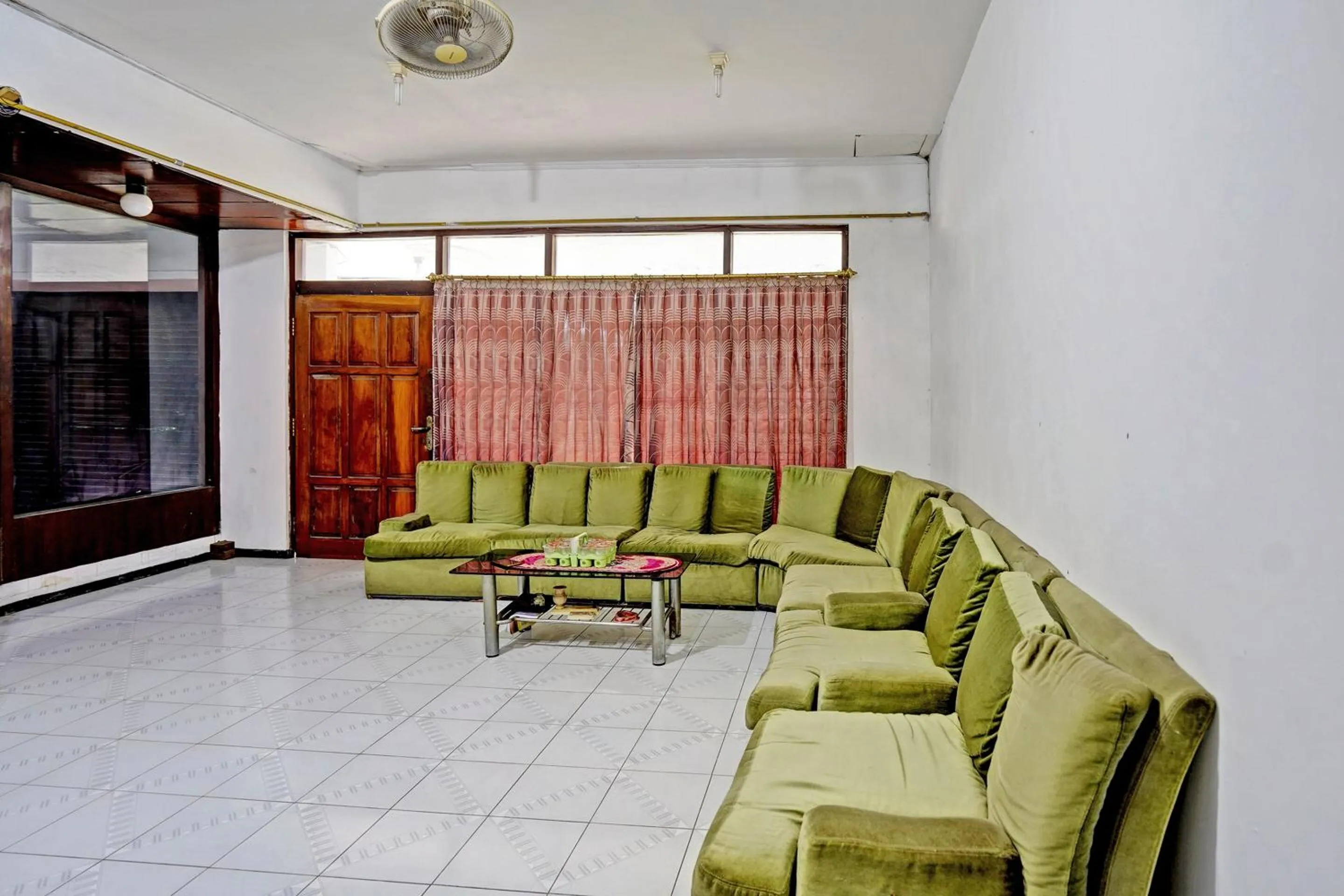 Seating area in Hotel O Sidomulyo Kost Syariah