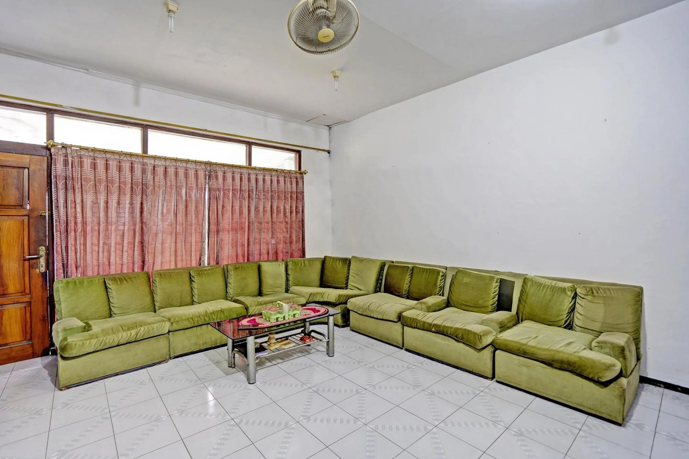 Seating area in Hotel O Sidomulyo Kost Syariah