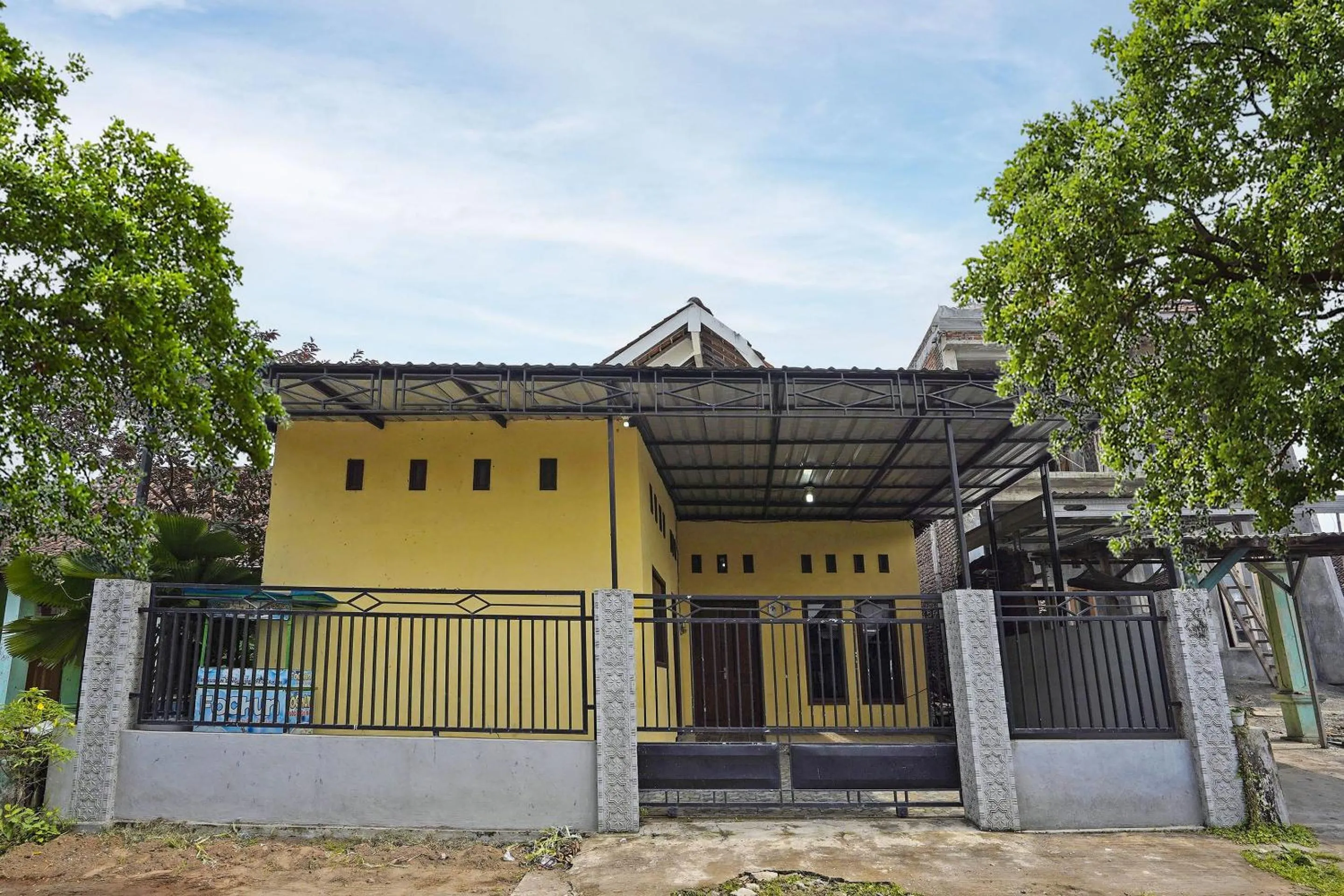 Facade/entrance in OYO Life 91869 Insan Mulia Kost Syariah