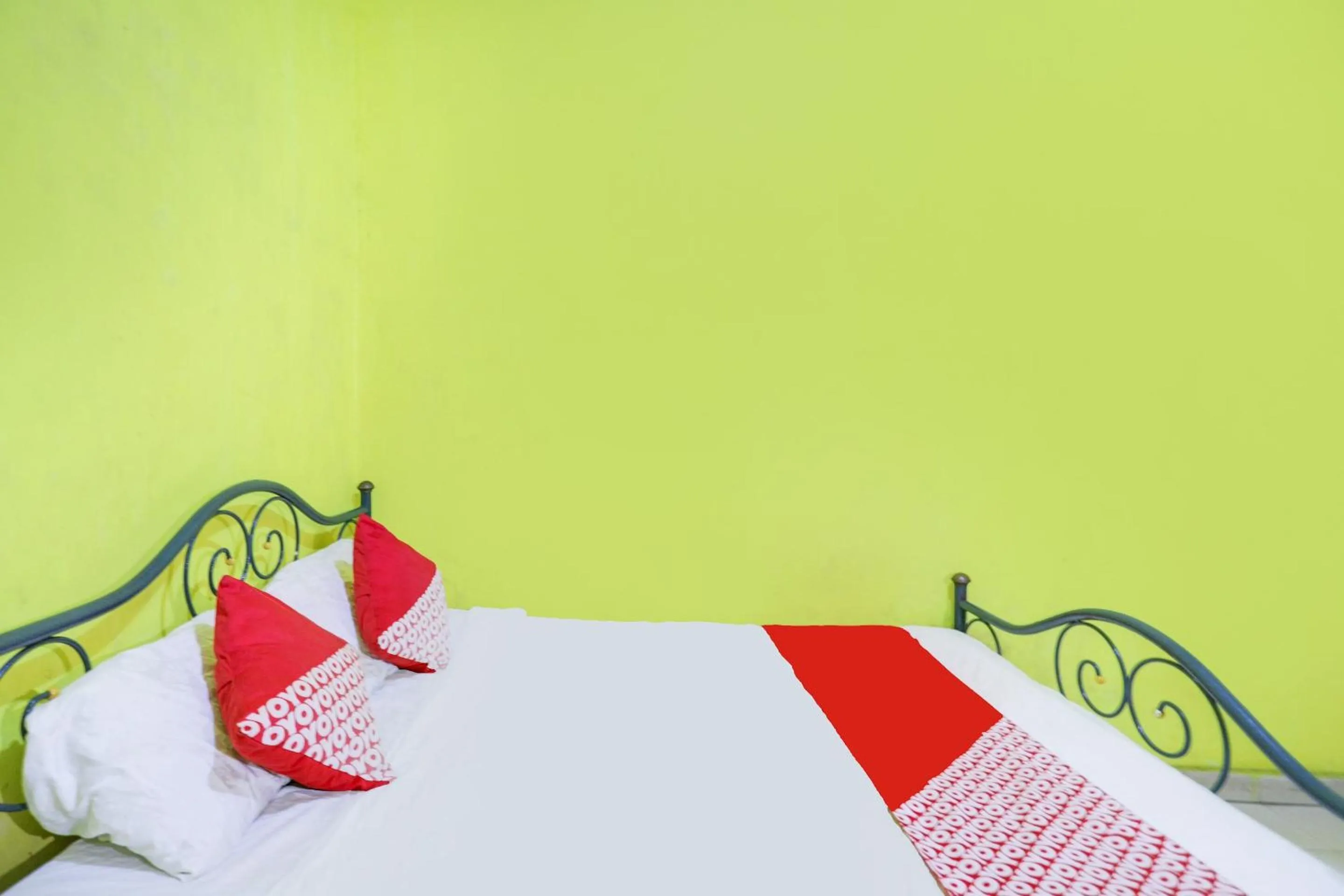 Bedroom, Bed in Hotel O Emes Jaya HomestayNearSamsung Electronic Indonesia PT