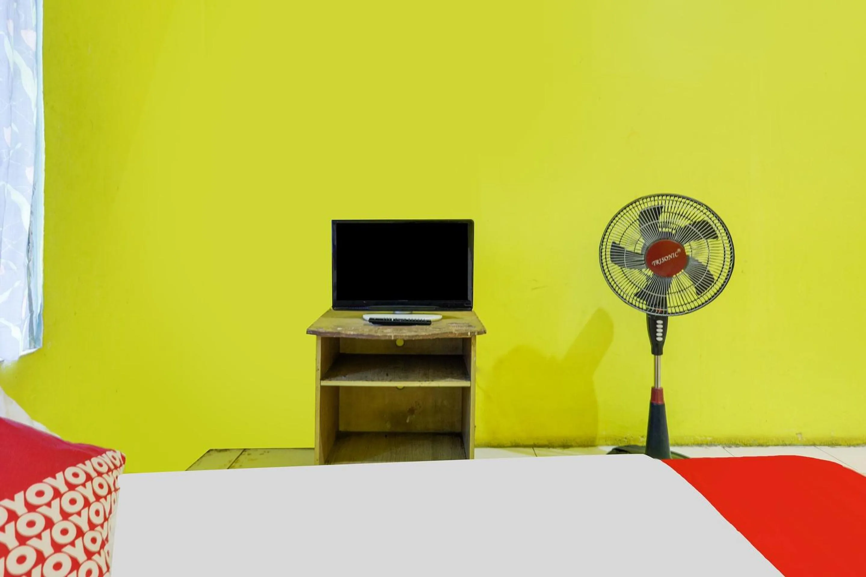 Bedroom, Bed in Hotel O Emes Jaya HomestayNearSamsung Electronic Indonesia PT