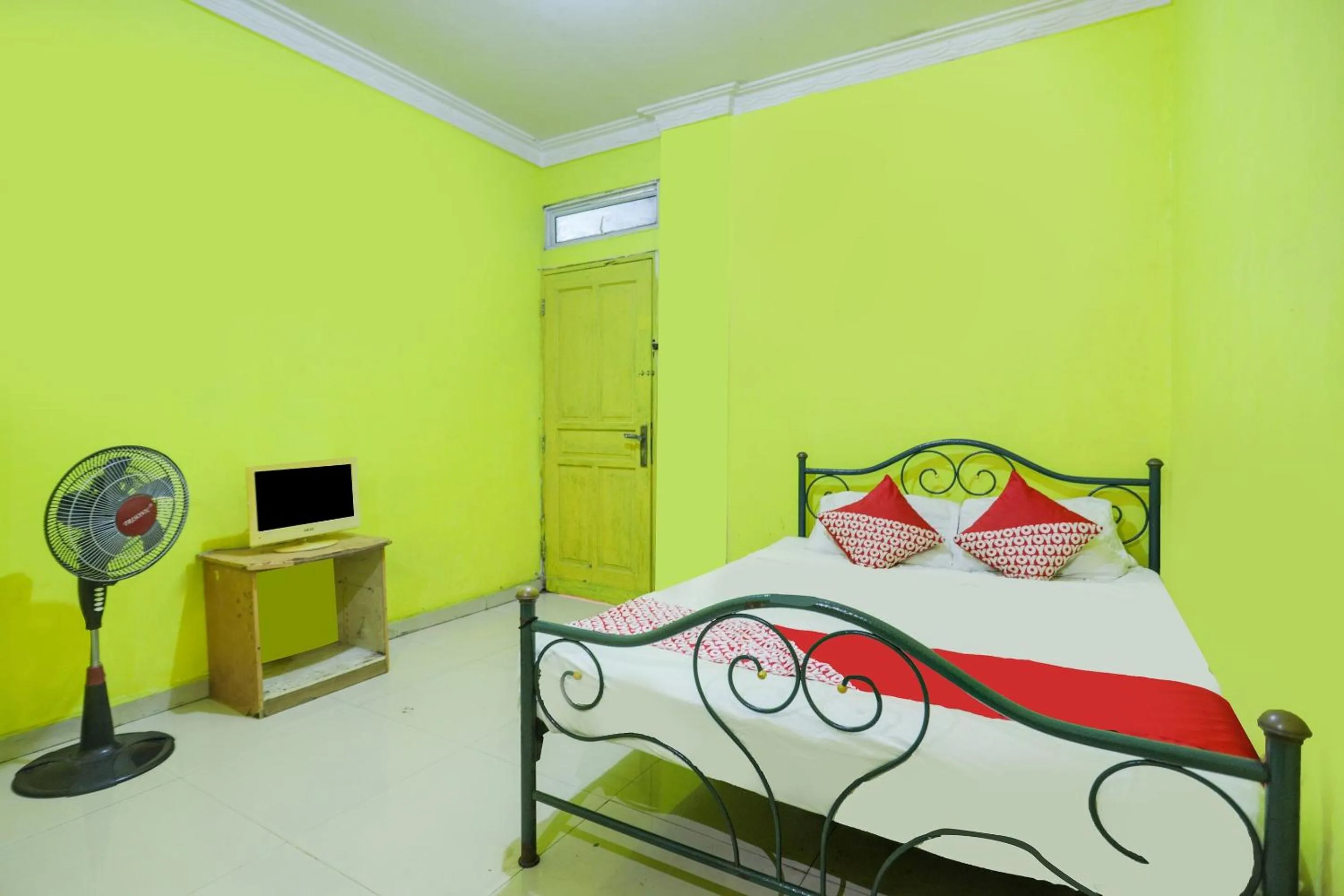 Bedroom, Bed in Hotel O Emes Jaya HomestayNearSamsung Electronic Indonesia PT