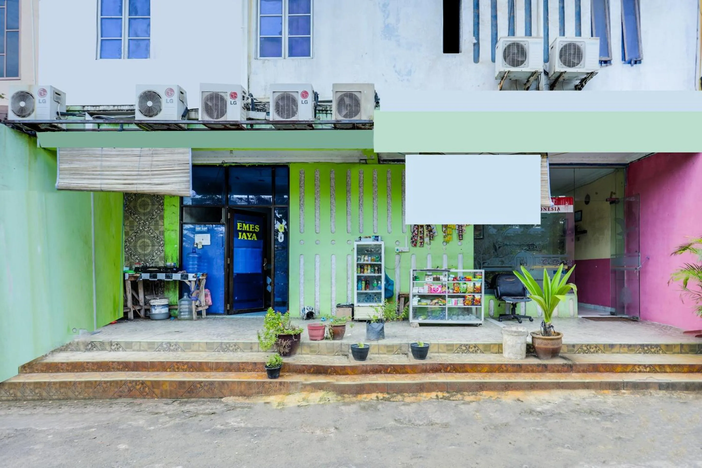 Facade/entrance in Hotel O Emes Jaya HomestayNearSamsung Electronic Indonesia PT