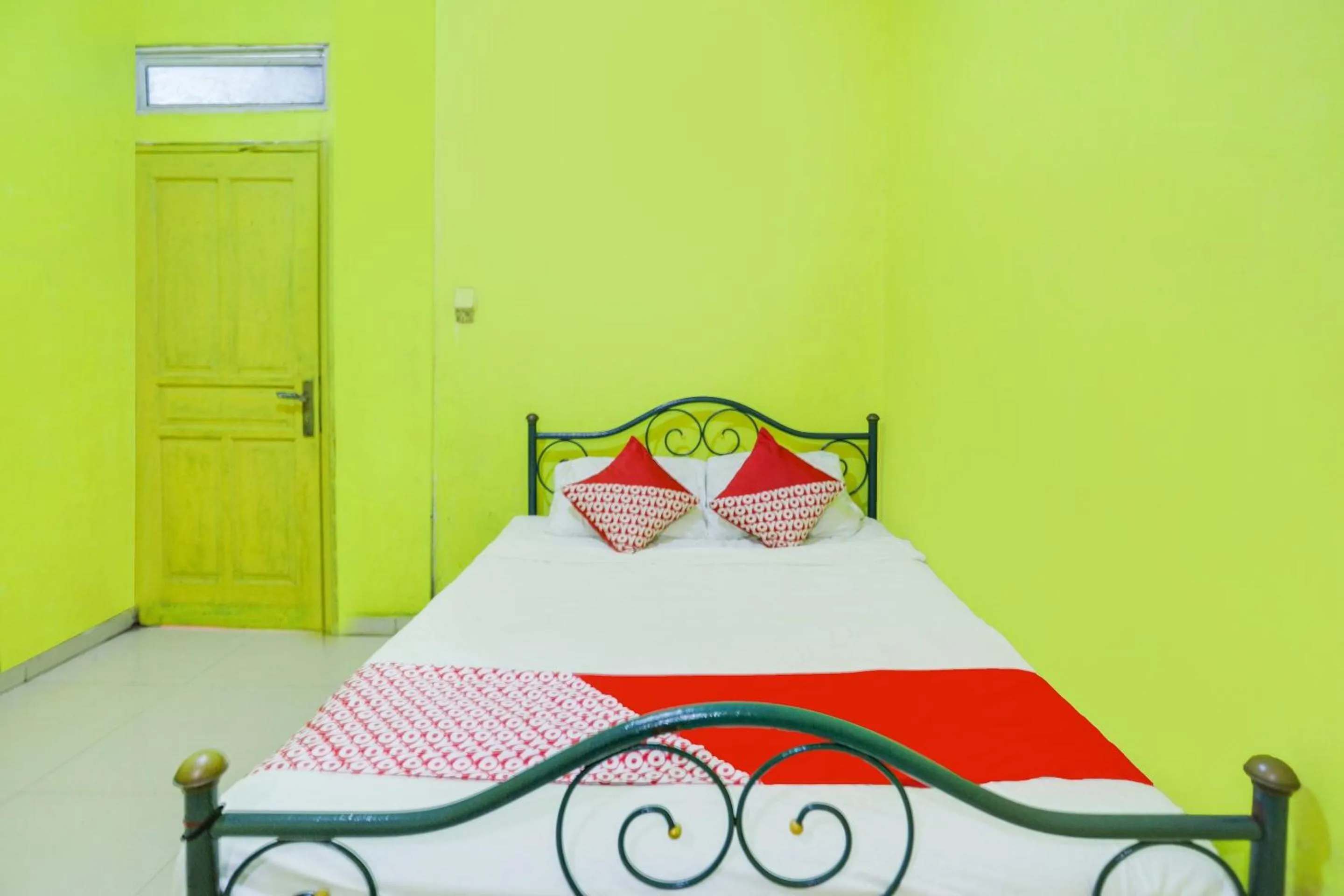 Bedroom, Bed in Hotel O Emes Jaya HomestayNearSamsung Electronic Indonesia PT
