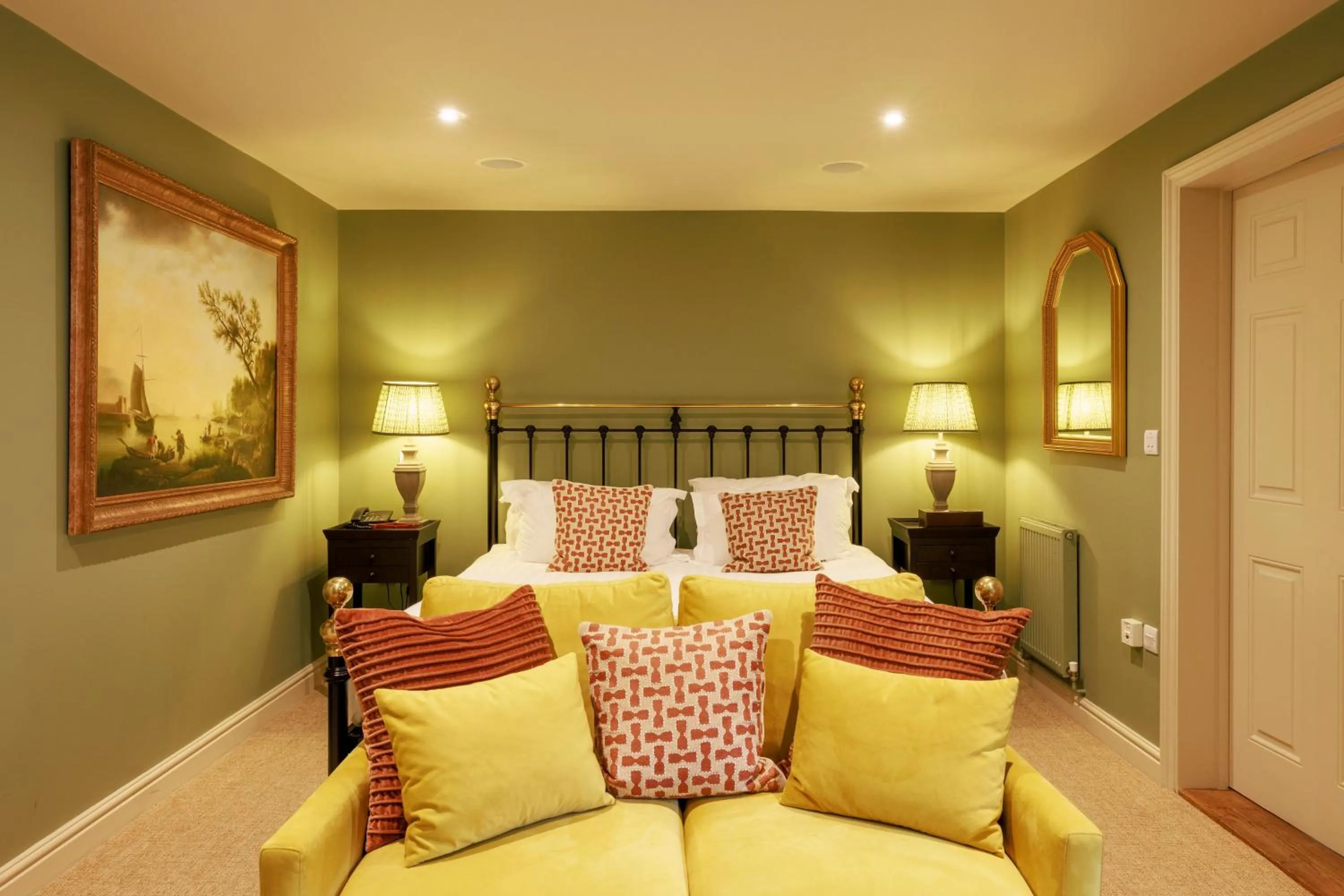 Photo of the whole room, Bed in The Crown, Bildeston